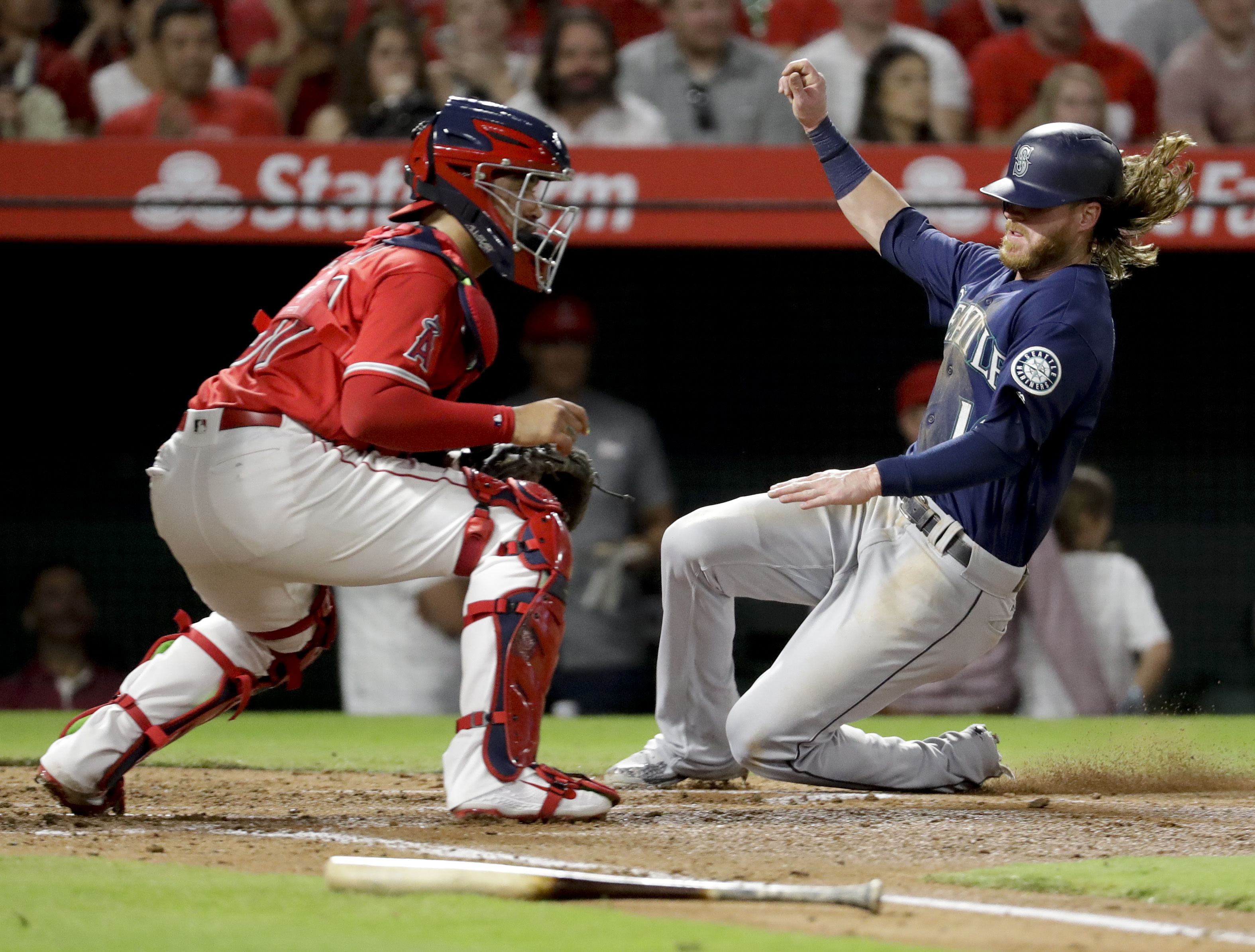 Cruz, Leake lead Mariners to 8-2 victory over Angels