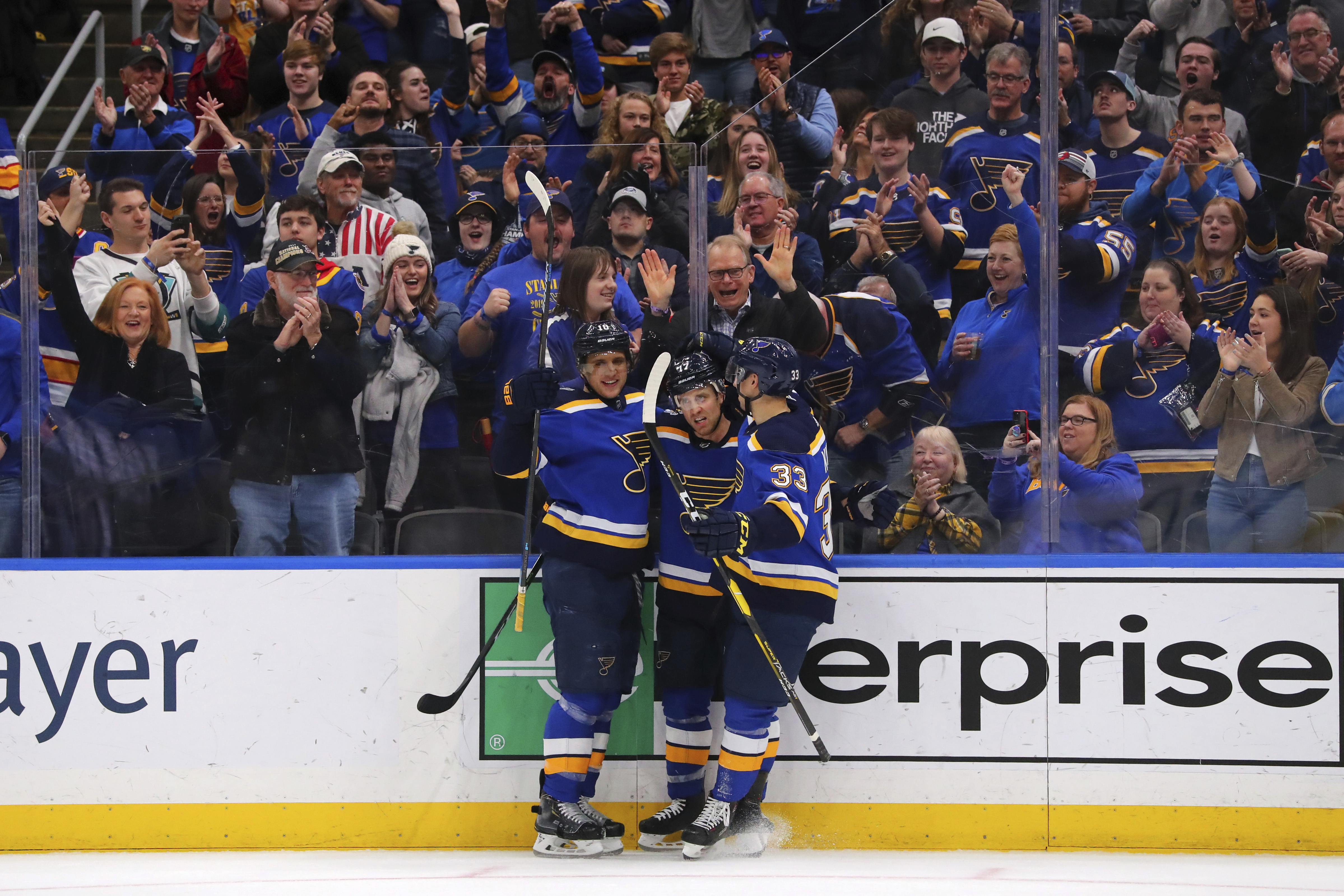 Defending champ Blues beat Jets 4-1 for 8th straight victory