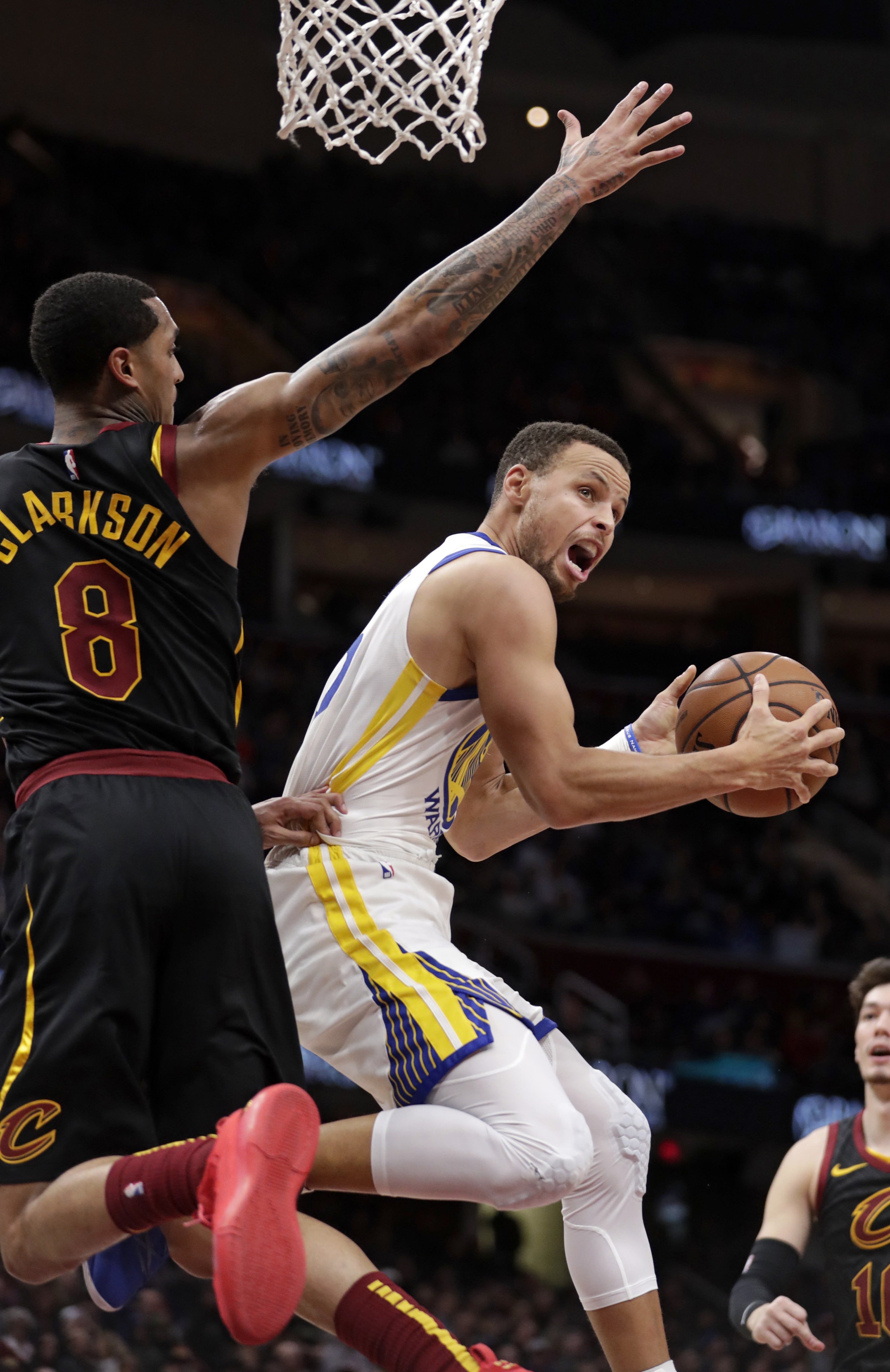 Stephen Curry scores 42 points, Warriors rout Cavaliers