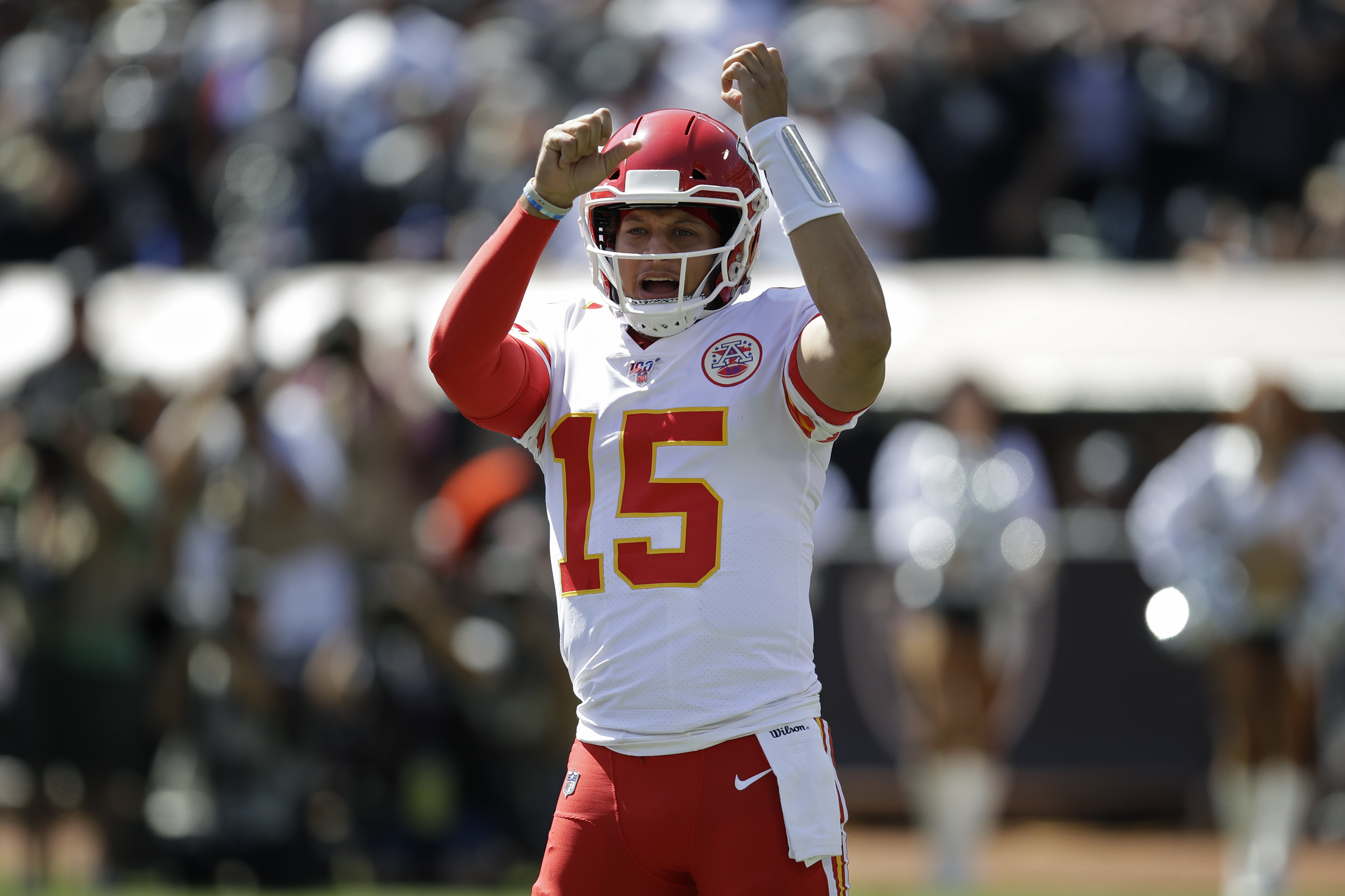 Mahomes' 4 TDs in 2nd quarter lead Chiefs past Raiders 28-10