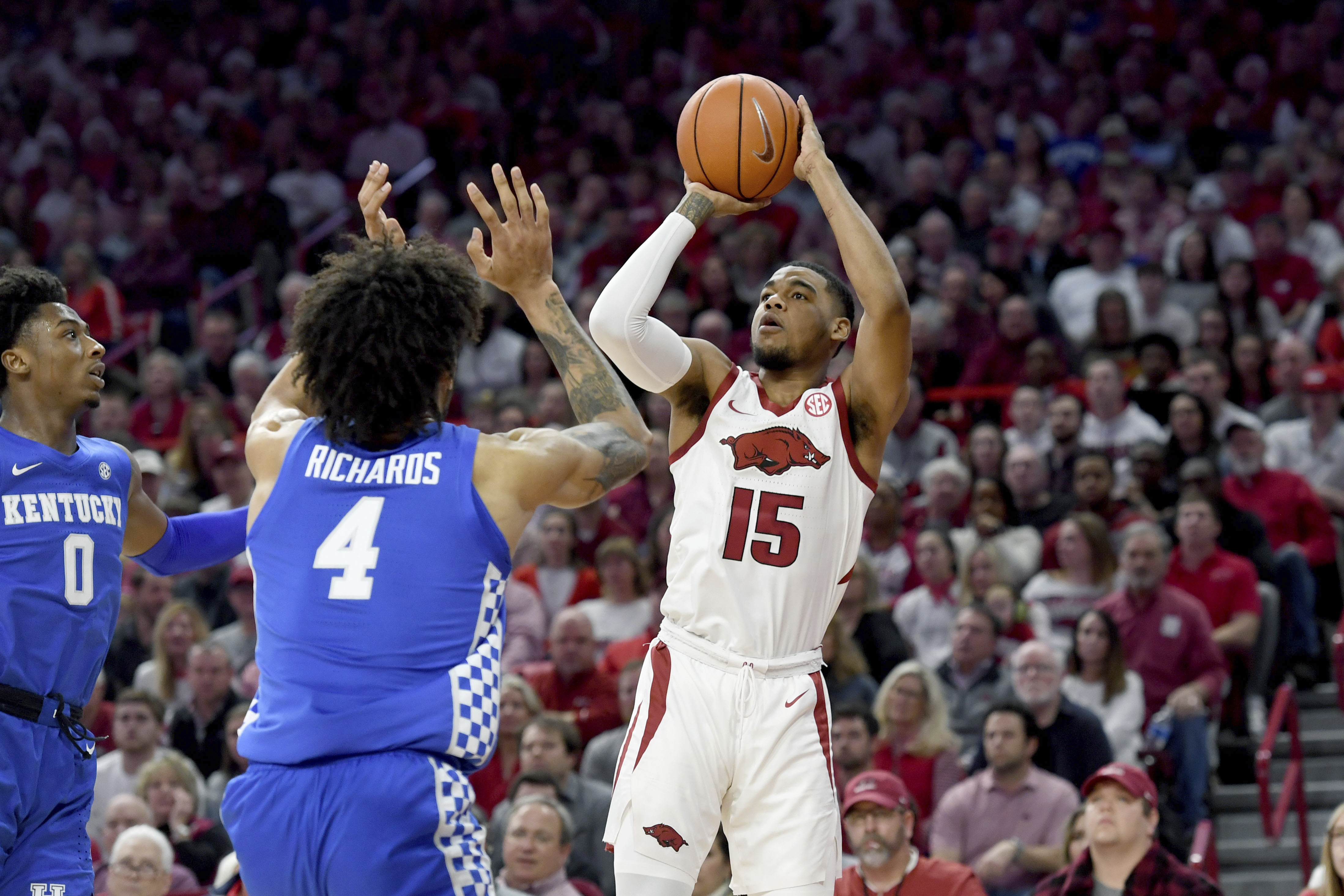 No. 10 Kentucky holds off Arkansas after Calipari ejection