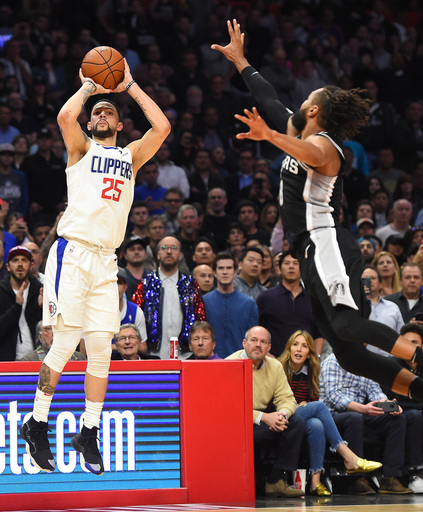 Clippers rally to beat Spurs 113-110