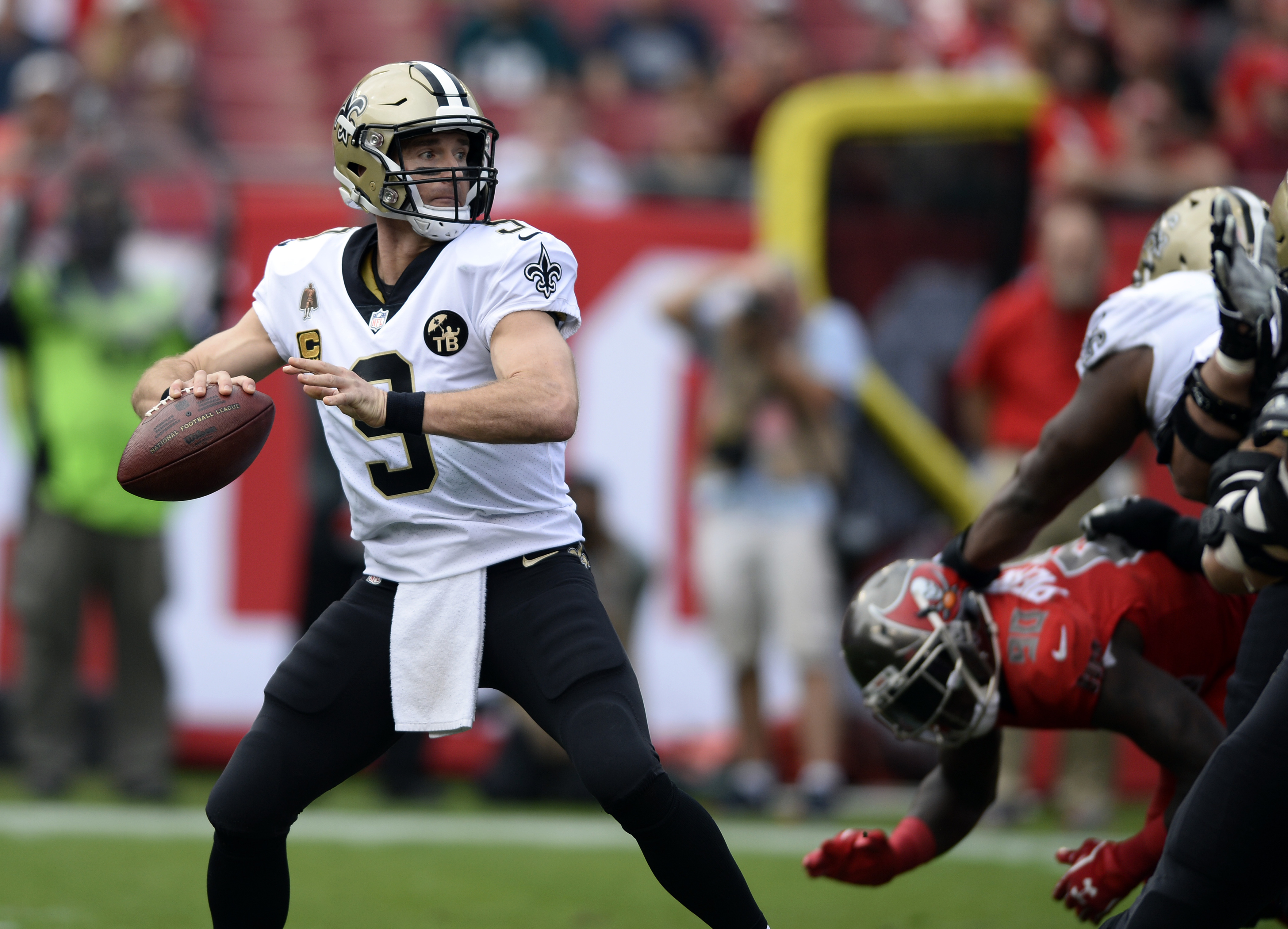 Brees leads 2nd-half comeback, Saints beat Buccaneers 28-14