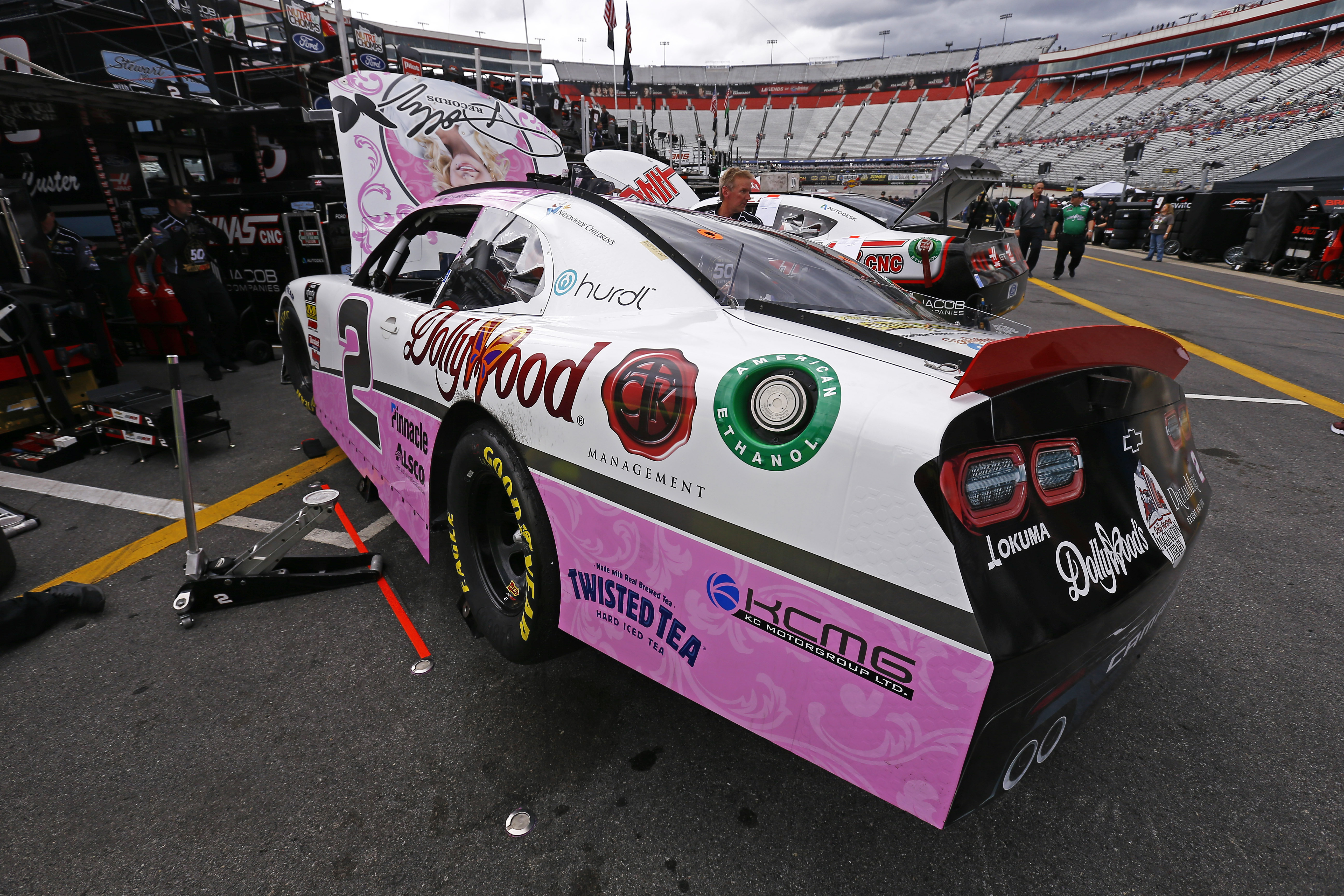 Dolly Parton makes NASCAR debut as sponsor at Bristol