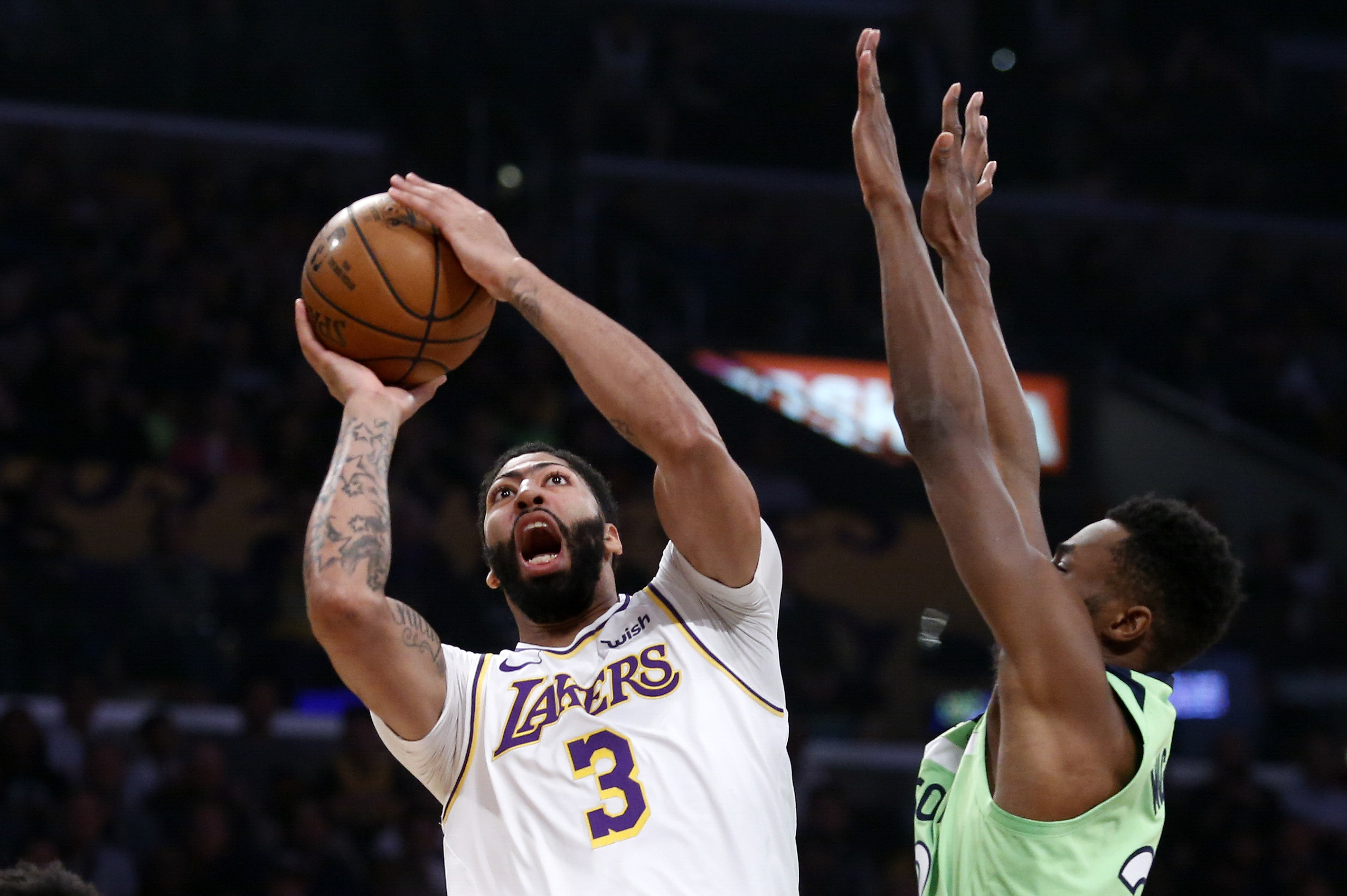 Davis scores 50, powers Lakers to 142-125 win over T-Wolves