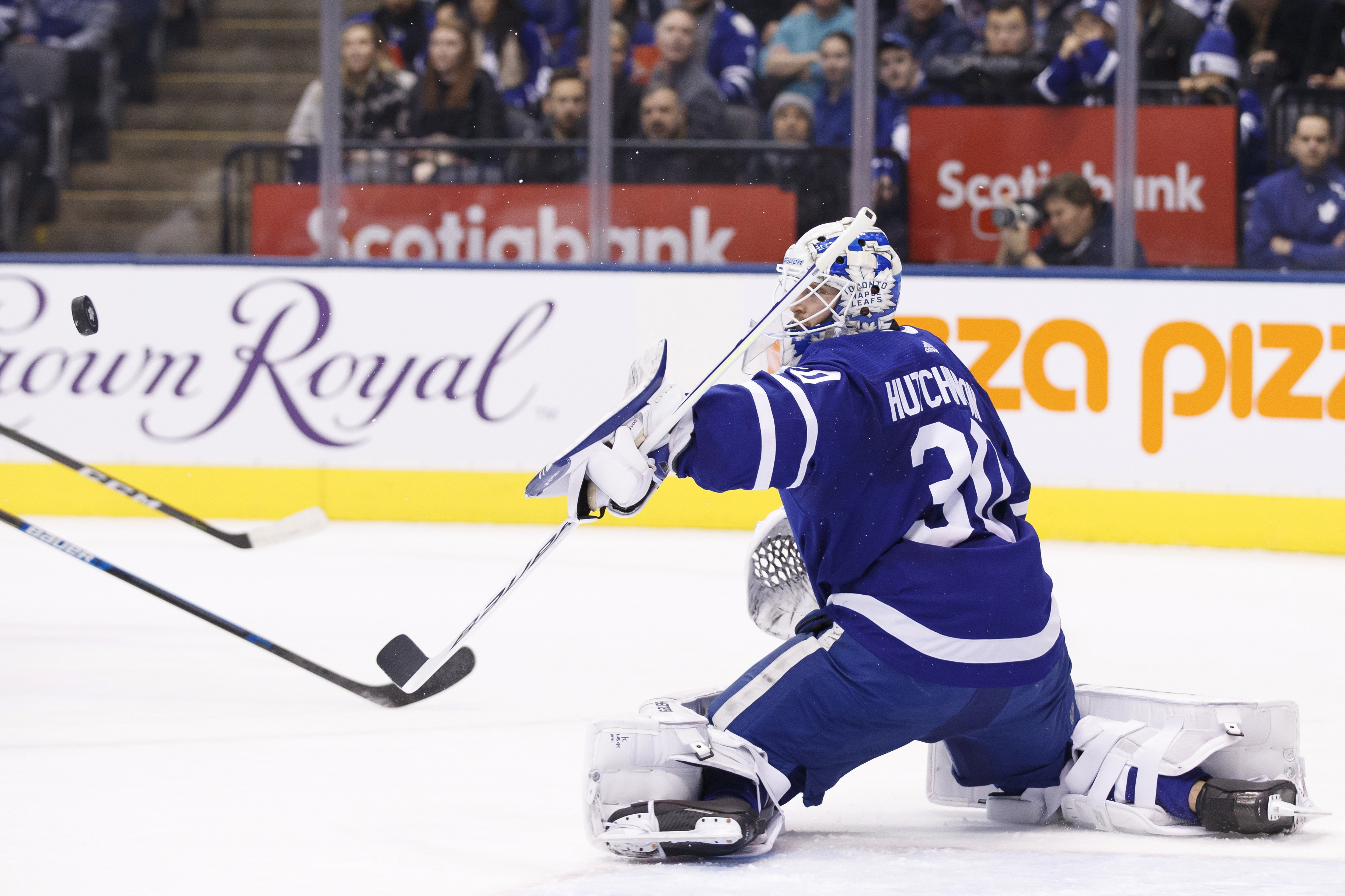 Hutchinson has 33 saves as Maple Leafs beat Islanders 3-0