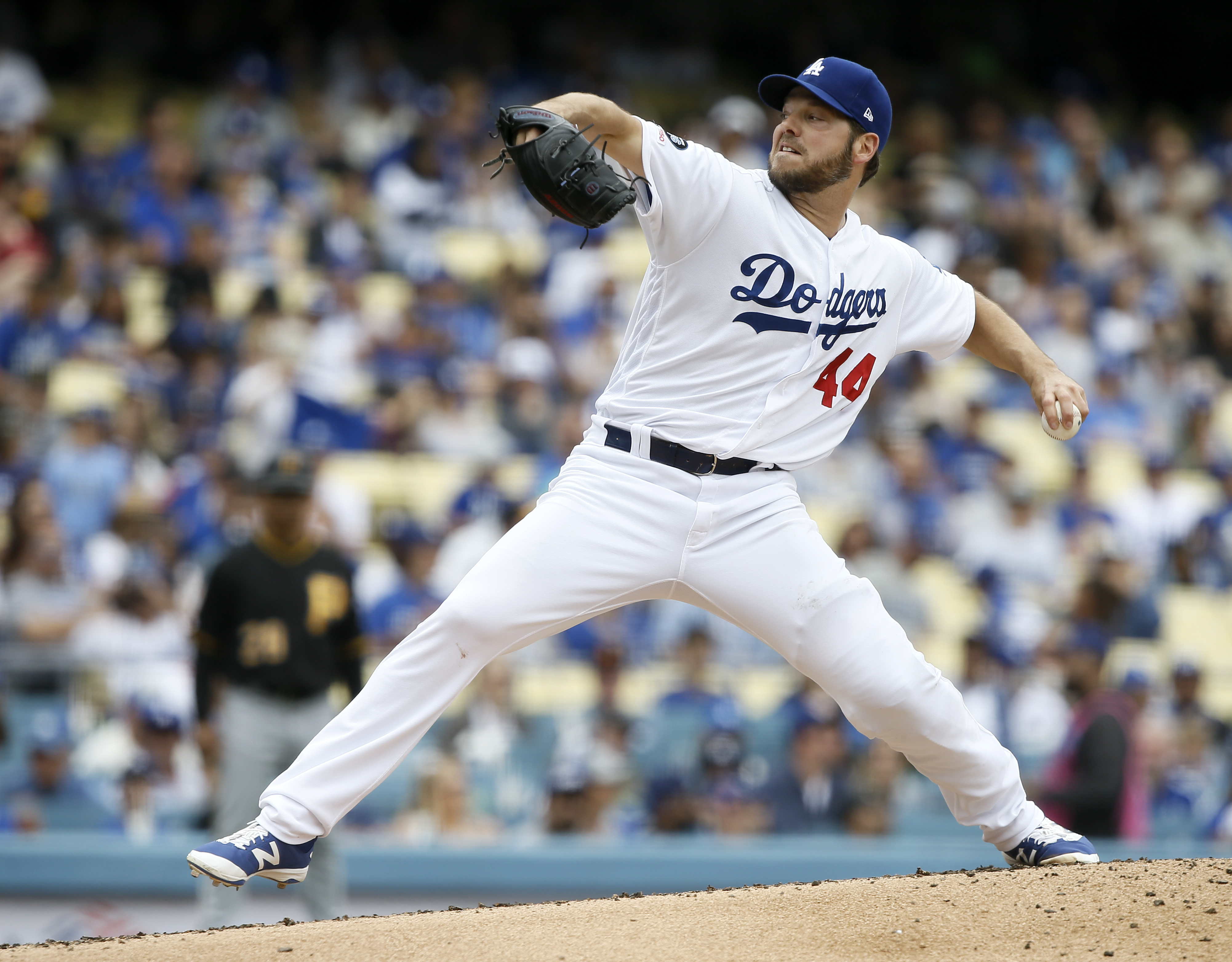 Muncy, Bellinger lead Dodgers to 7-6 win, sweep of Pirates