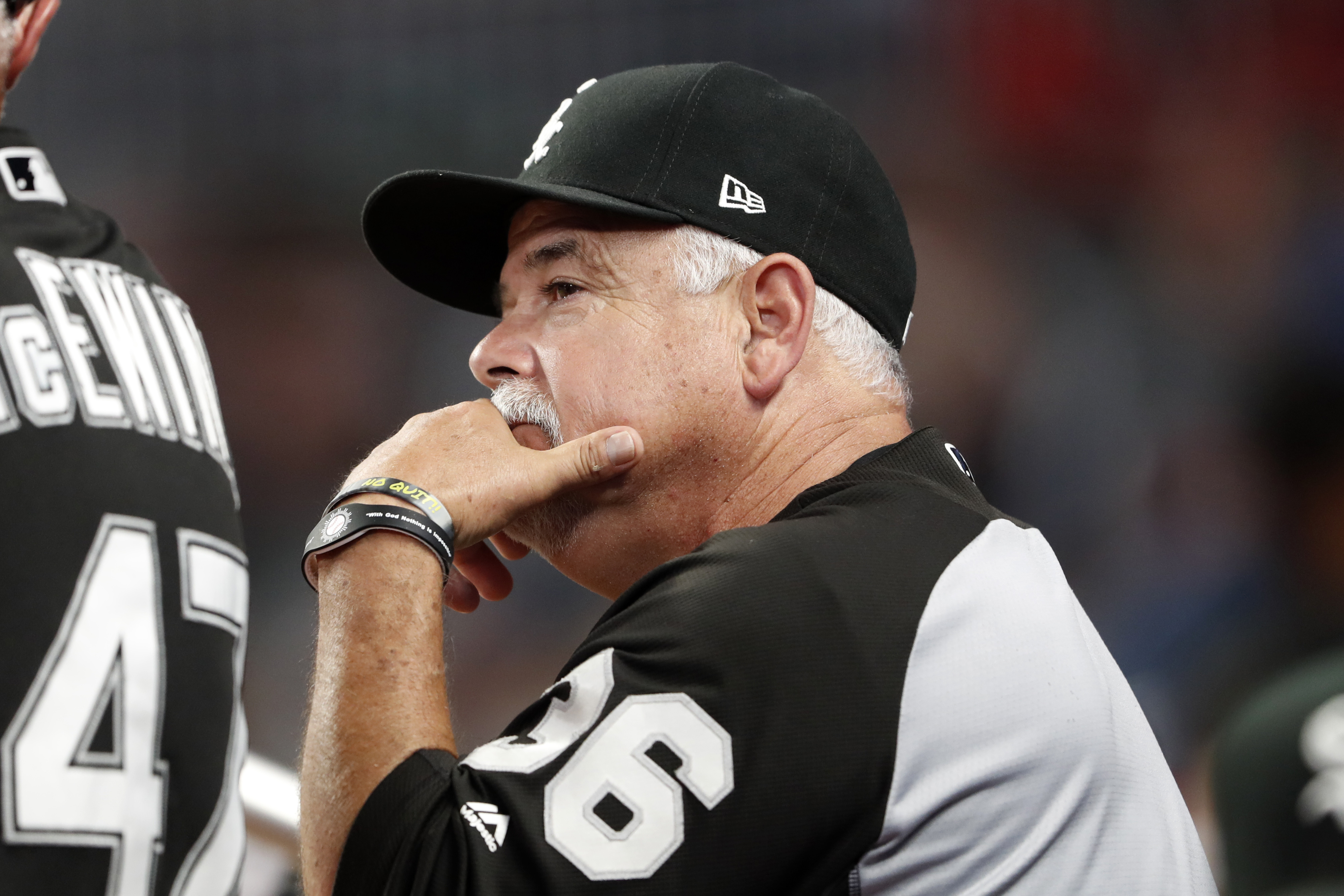 White Sox manager Renteria sidelined by rotator cuff surgery