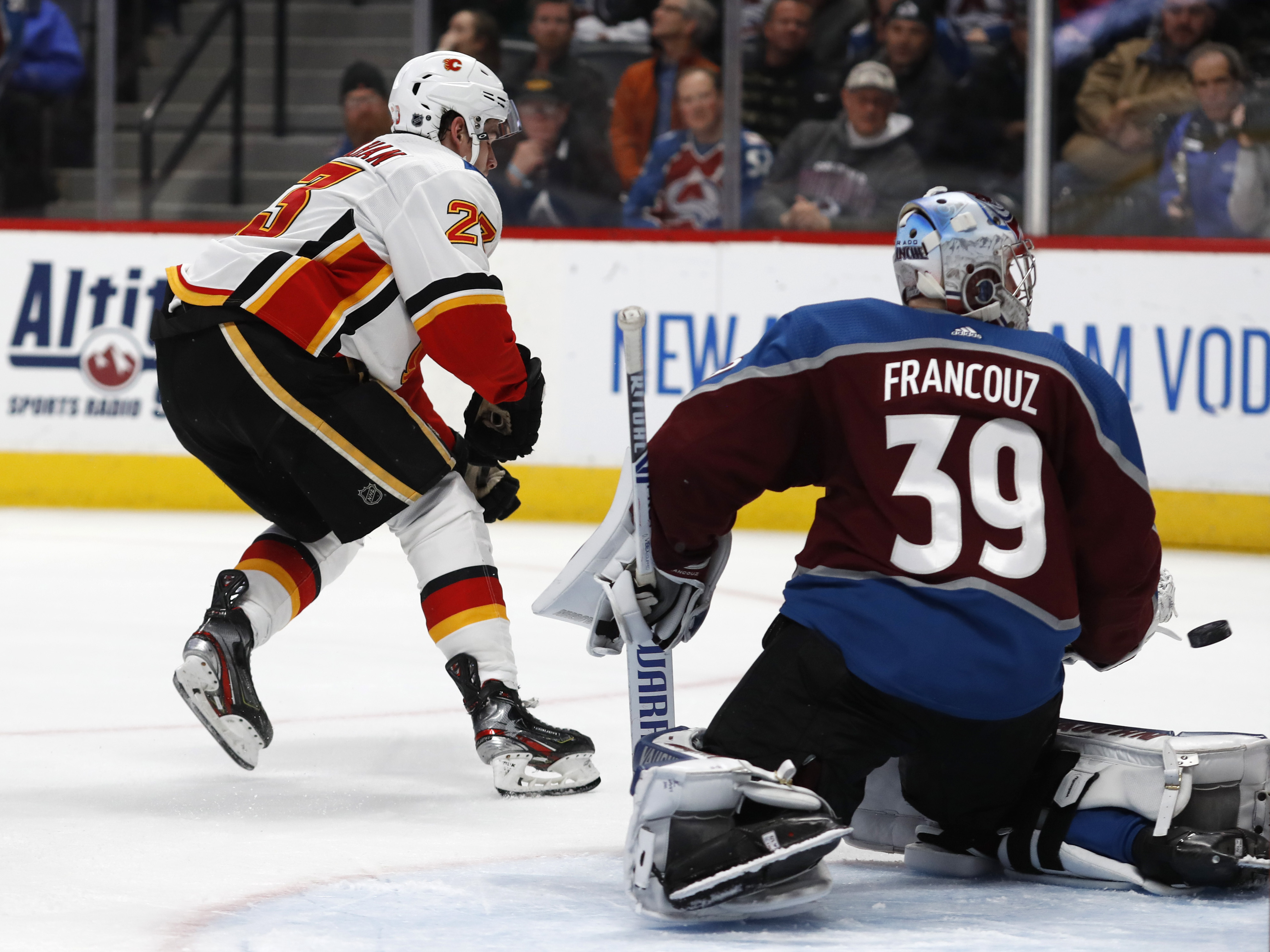 Monahan's goal in OT gives Flames 5-4 win over Avalanche