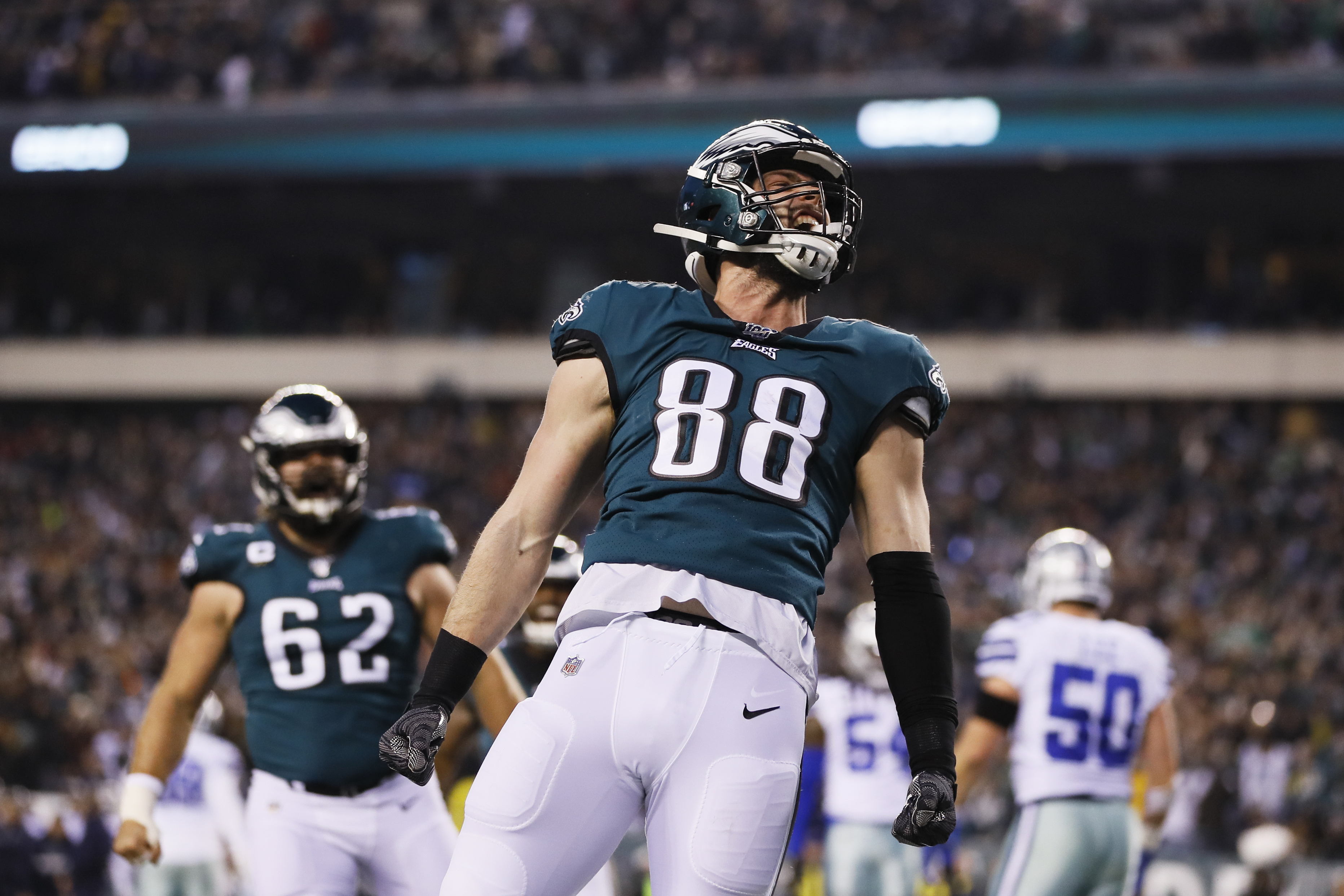 Streaking Eagles go for 4th straight win, NFC East title