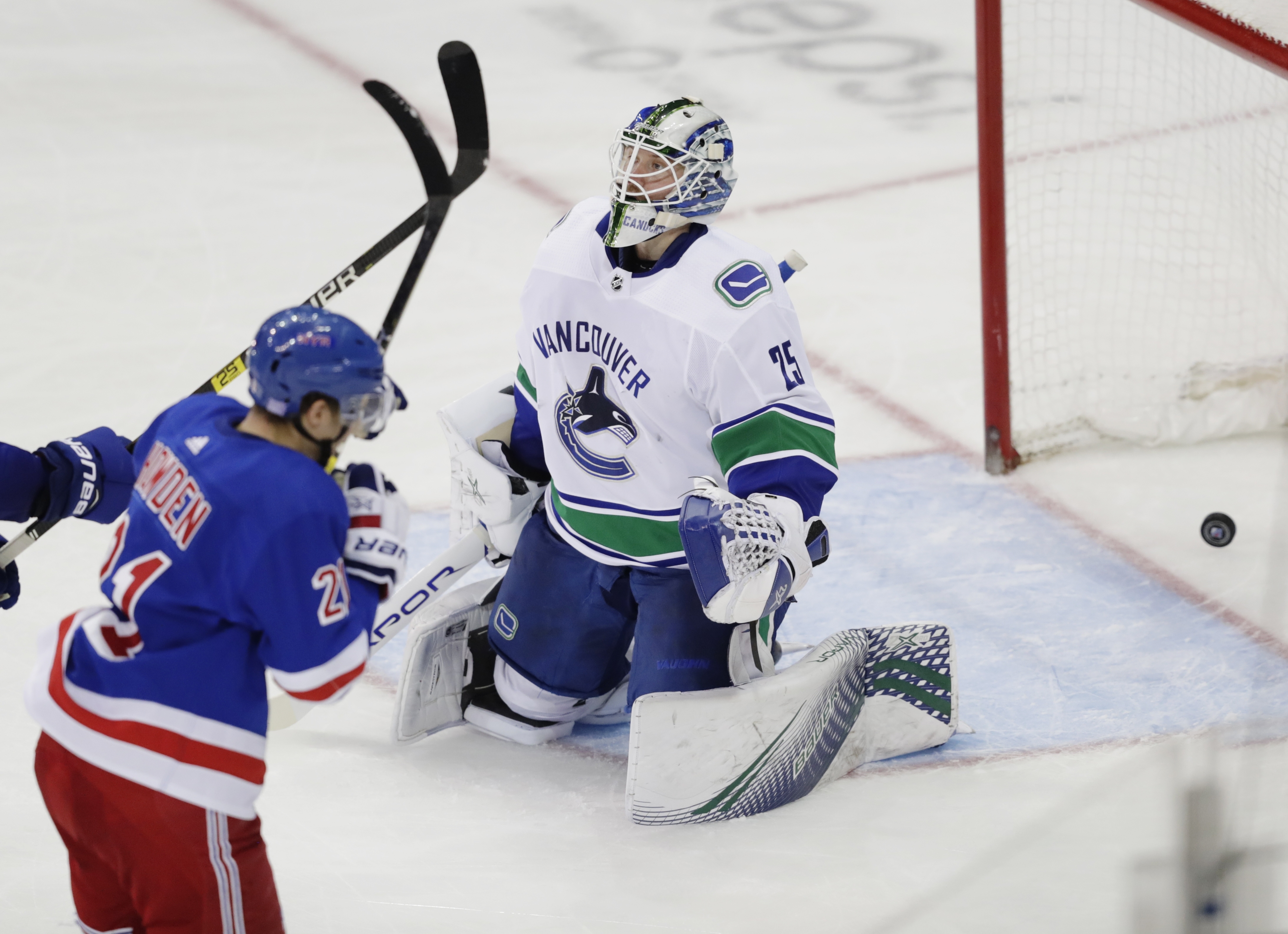 Lundqvist ties Plante on NHL wins list, Rangers edge Canucks