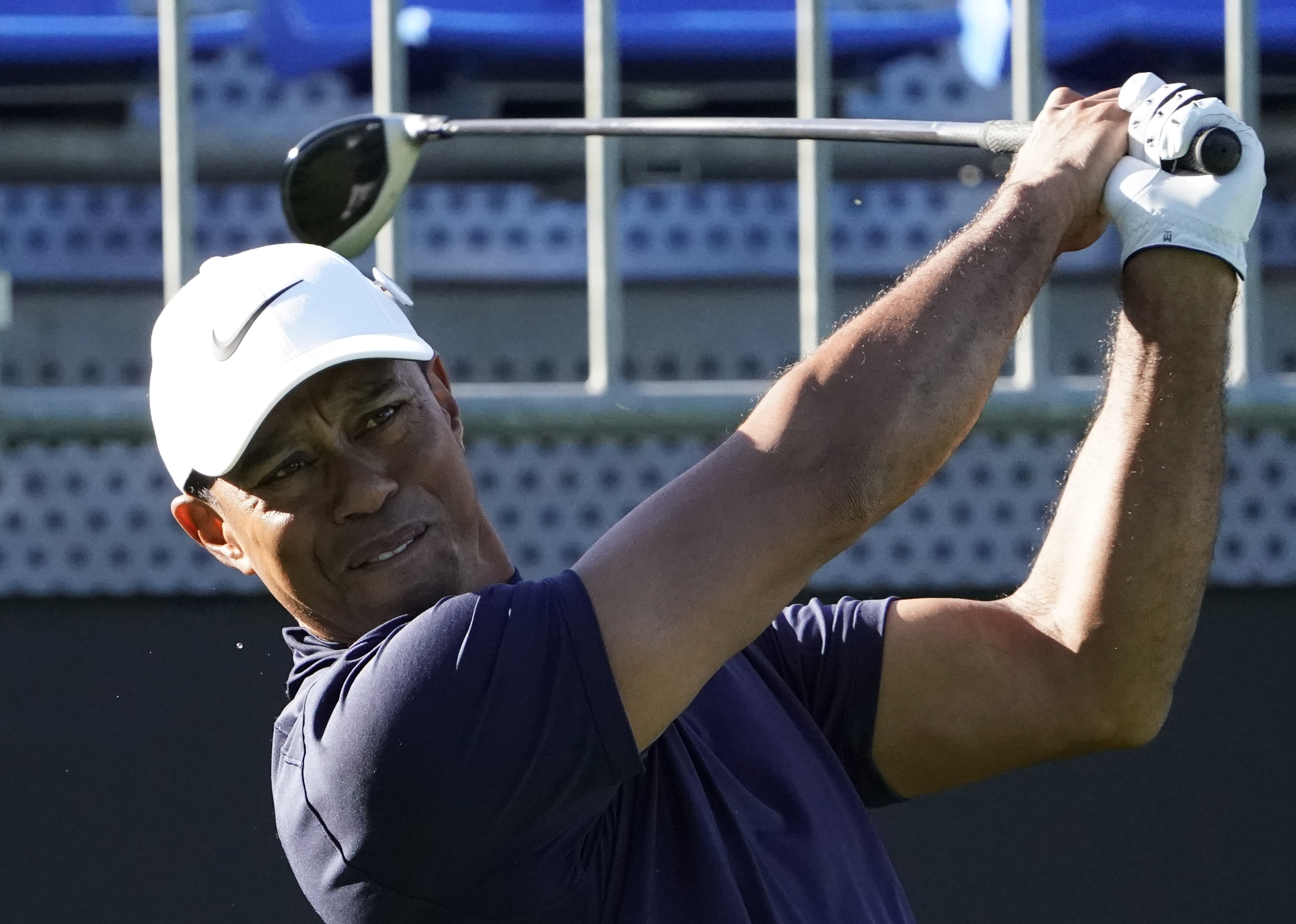 Woods shrugs off shaky start to lead in Japan
