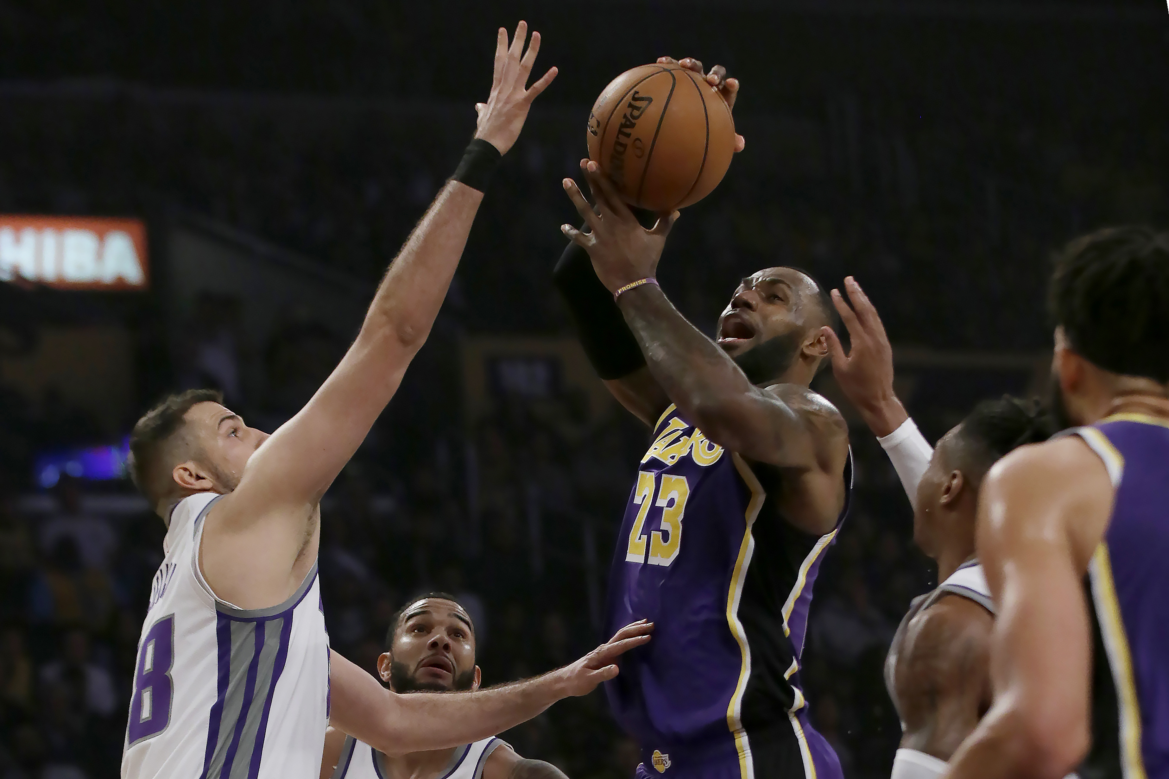 Davis’ block at buzzer ensures Lakers’ 99-97 win over Kings