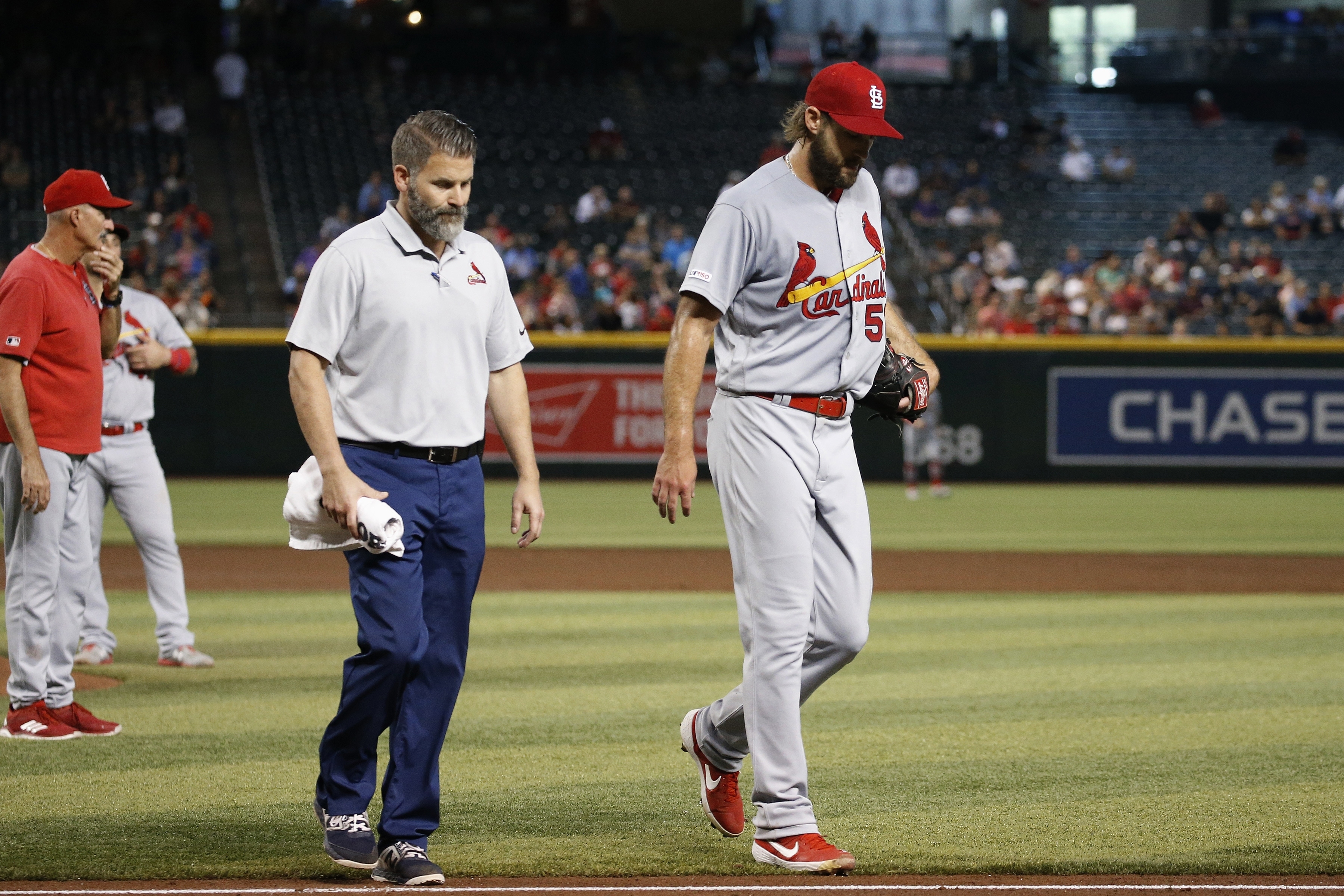 Cardinals' Wacha leaves start with shoulder injury