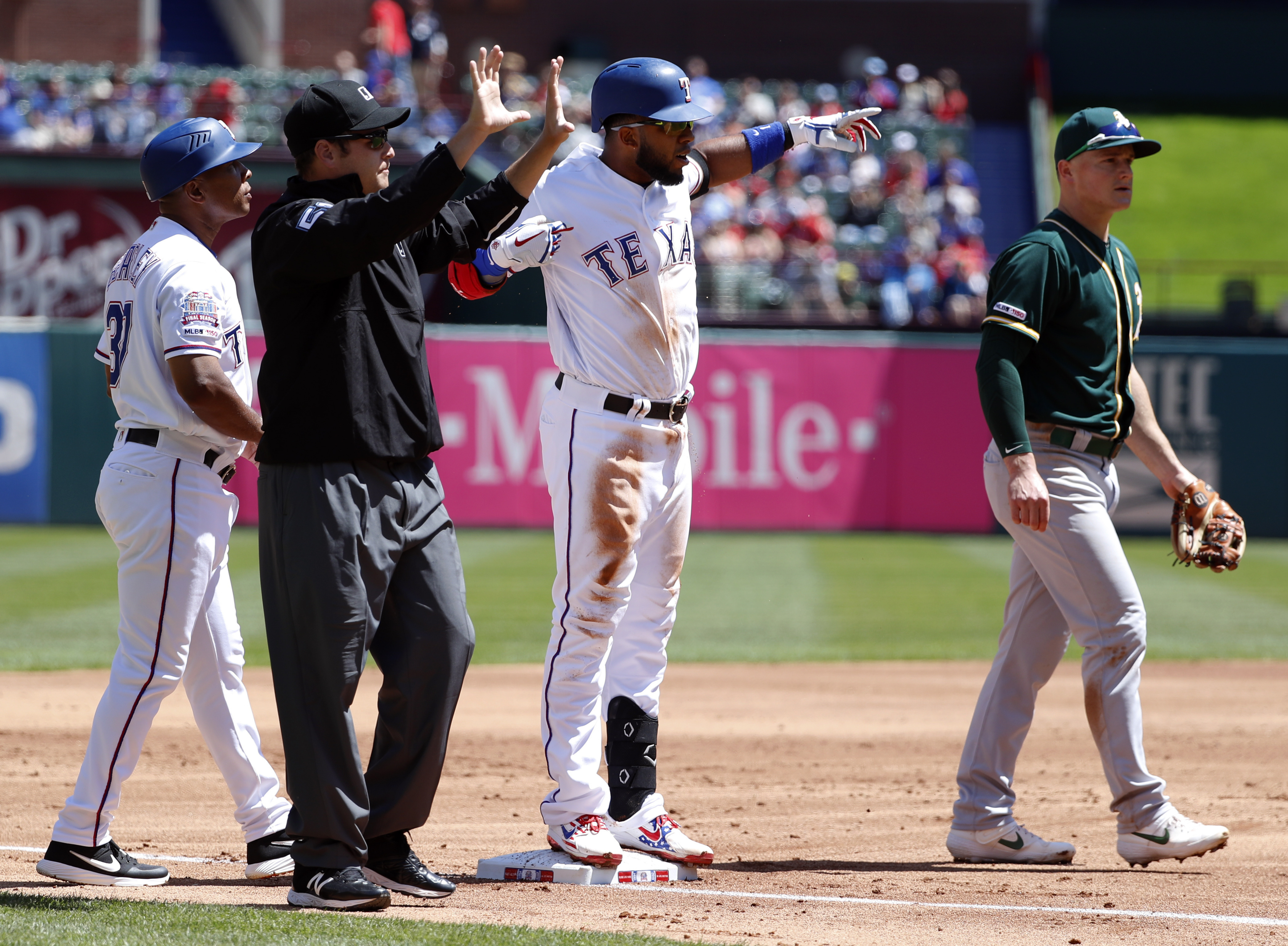 Santana keys 8th-inning rally, Rangers stun A’s 8-7