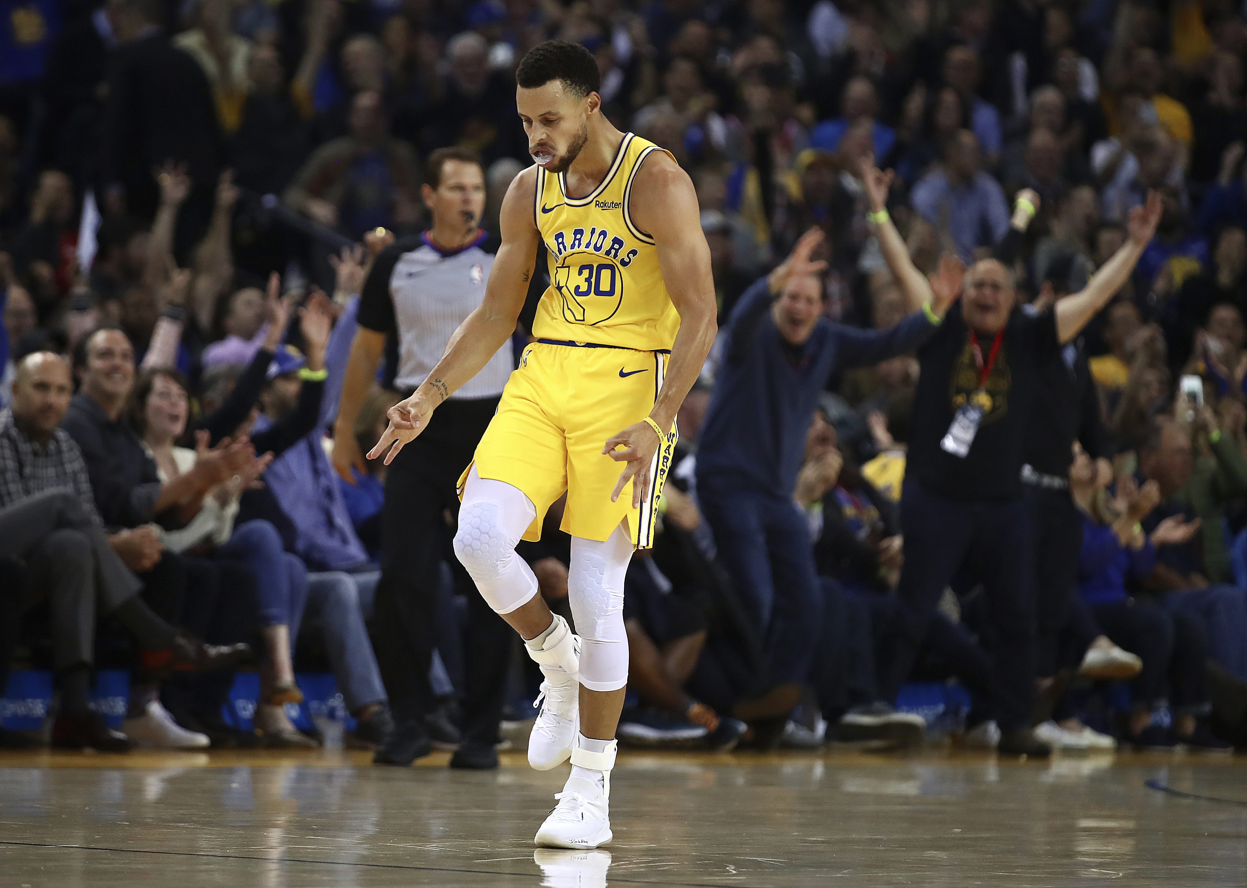 Stephen Curry scores 51 points with 11 3s as Warriors win