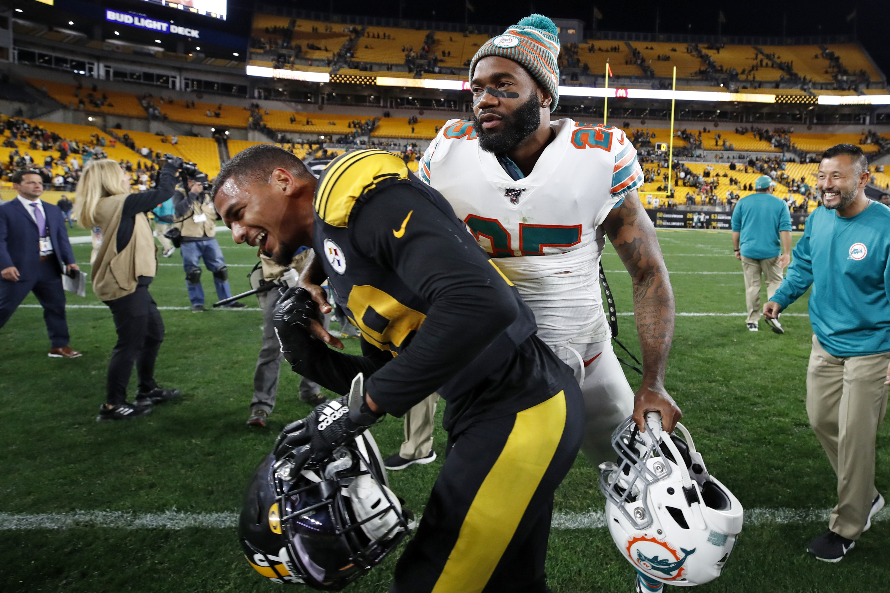 Dolphins' Xavien Howard to go on IR with knee injury