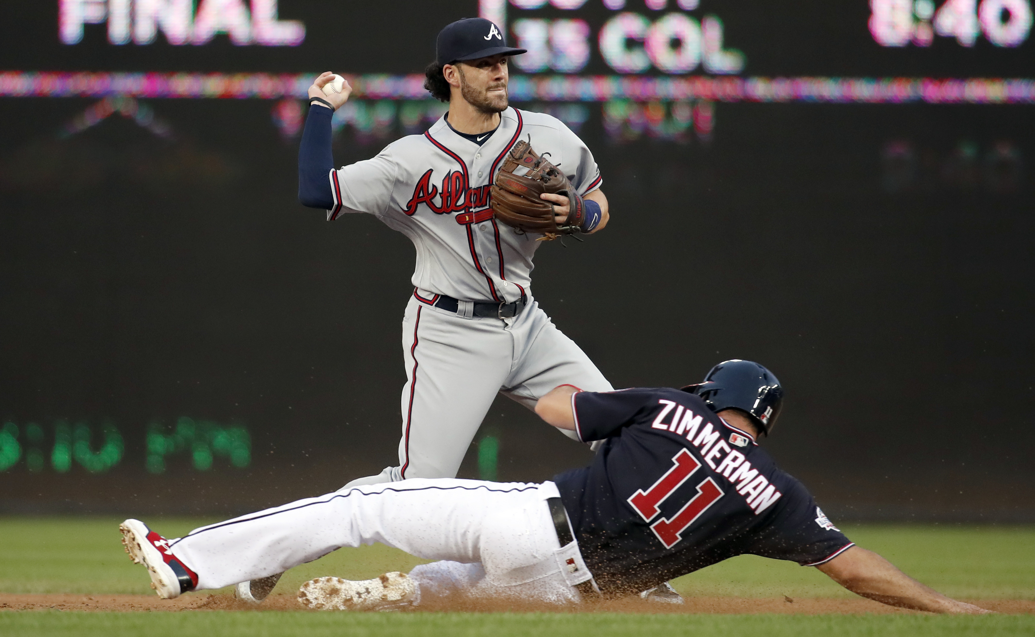 Braves split doubleheader with Nationals