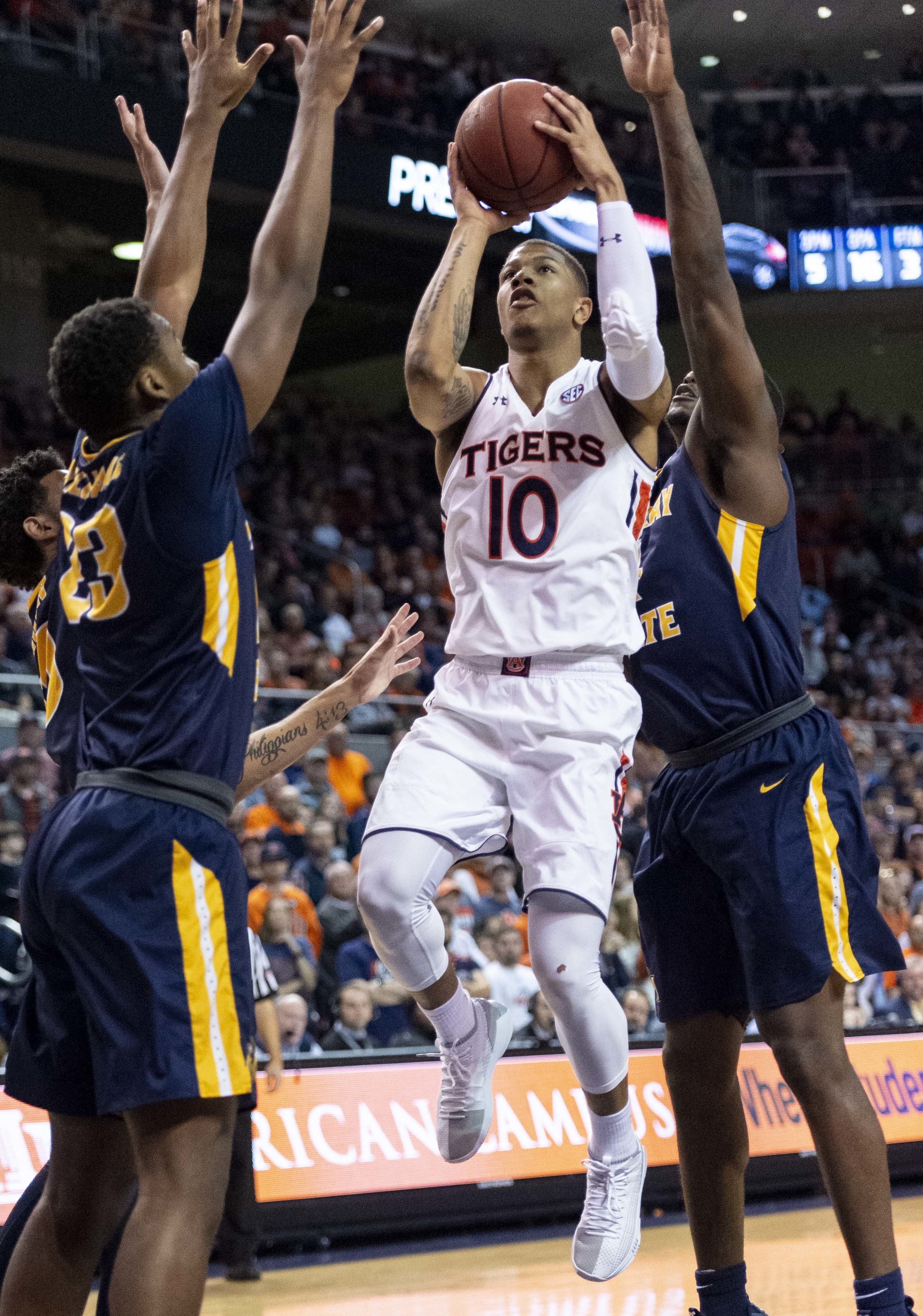 No. 7 Auburn, survives scare, hangs on to beat Murray State