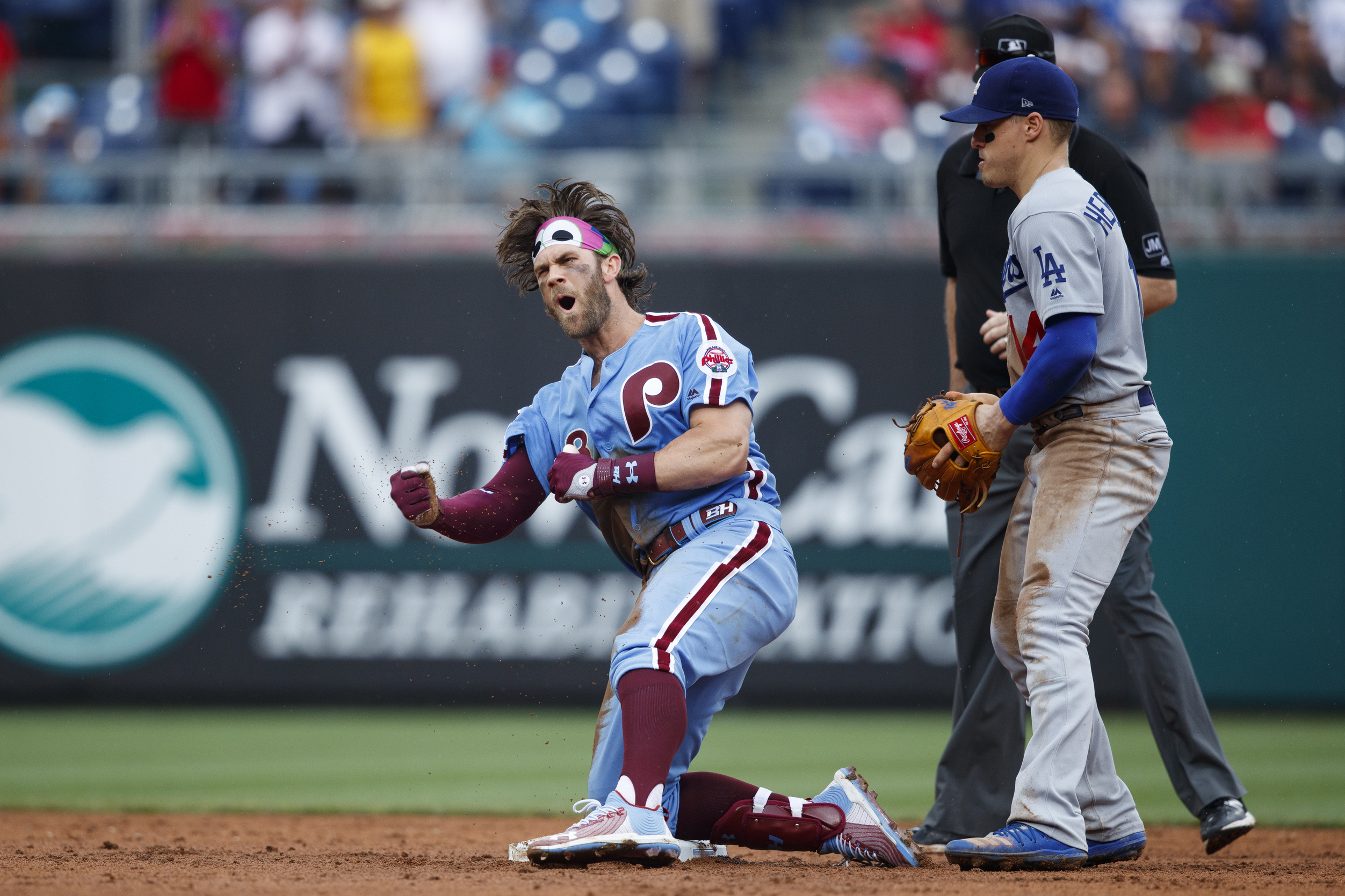 Harper, Hoskins rally Phillies past Dodgers with 4-run 7th