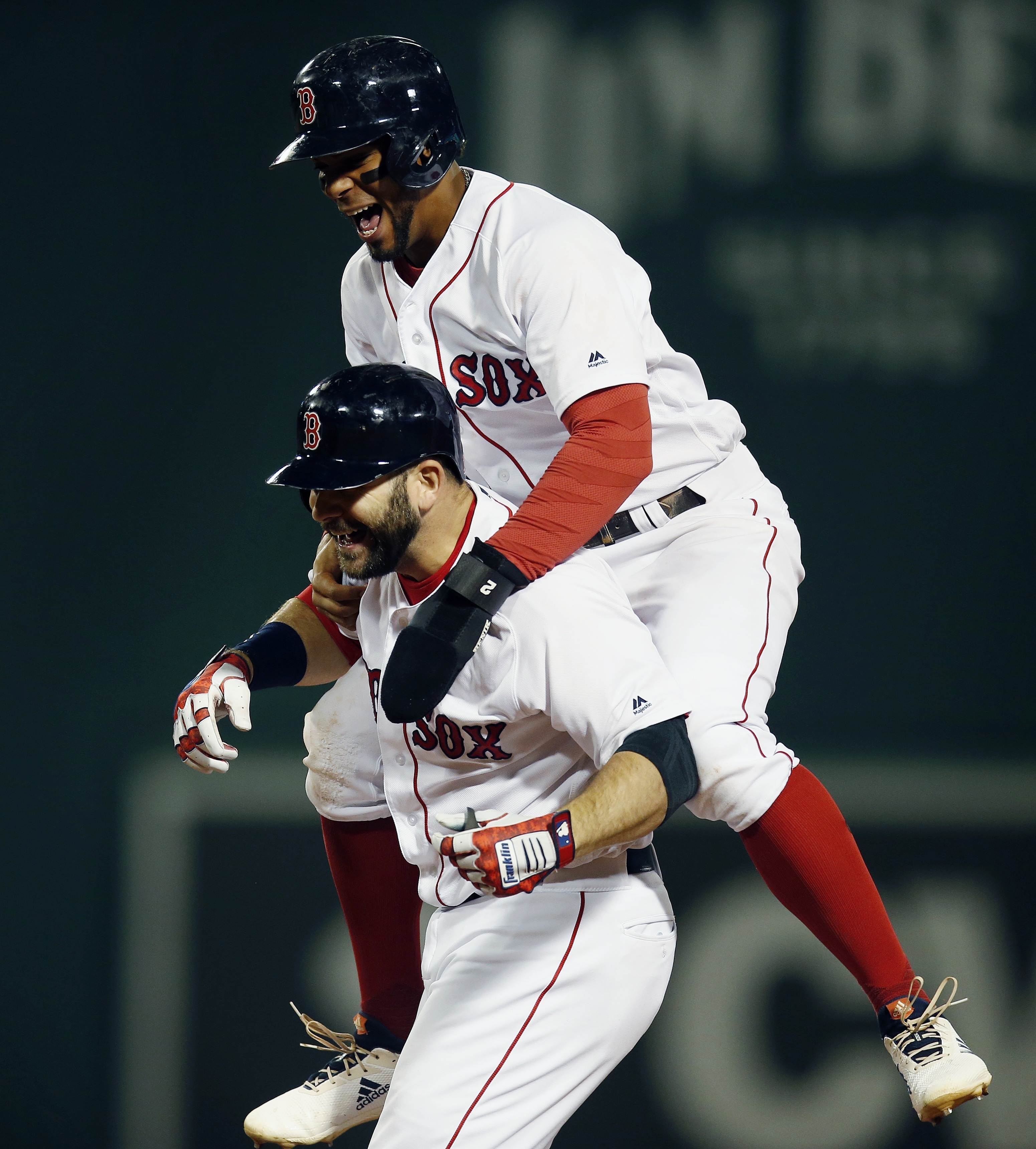 Moreland walks off Red Sox to avoid sweep by Astros