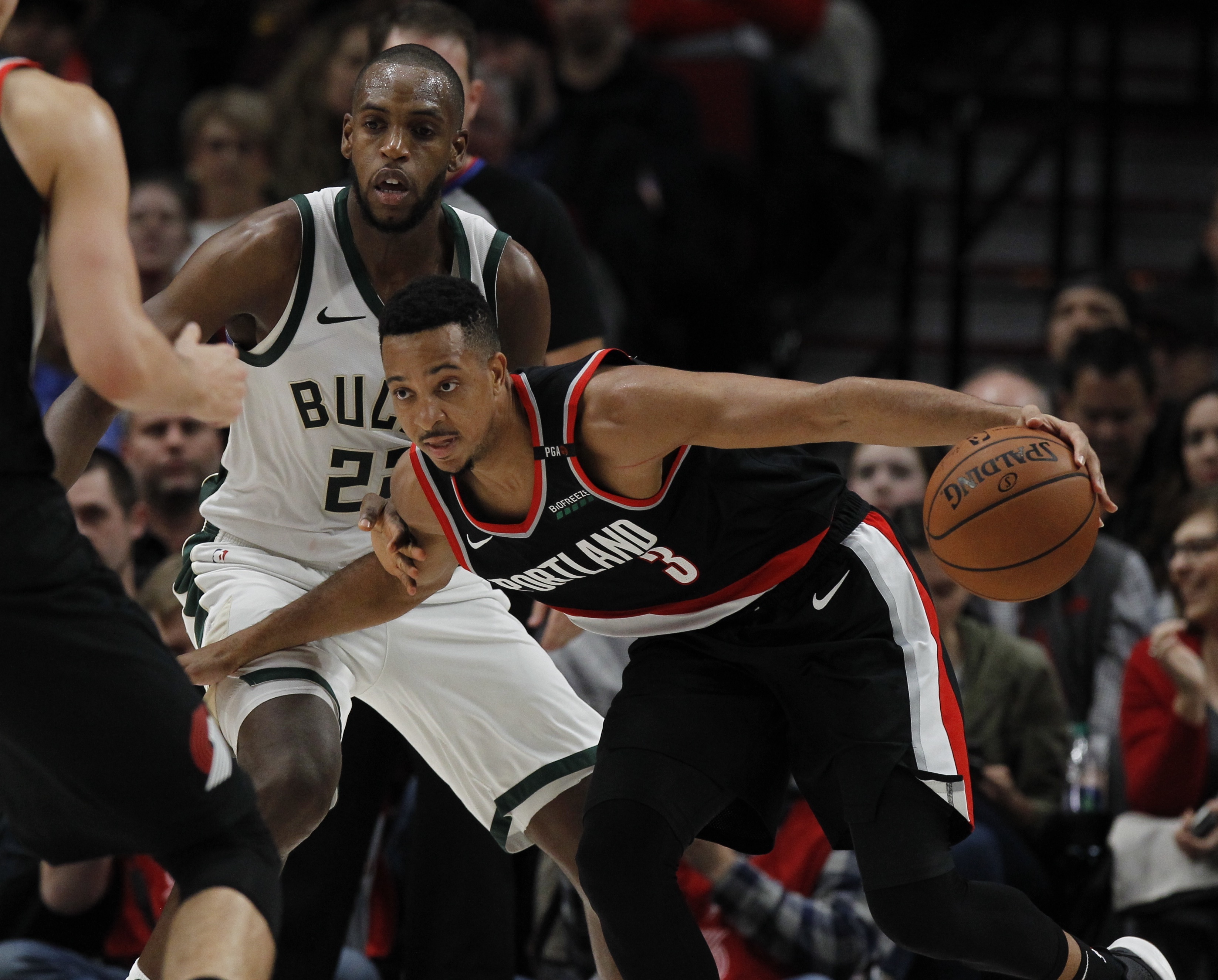 McCollum scores 40 as Trail Blazers beat Bucks 118-103