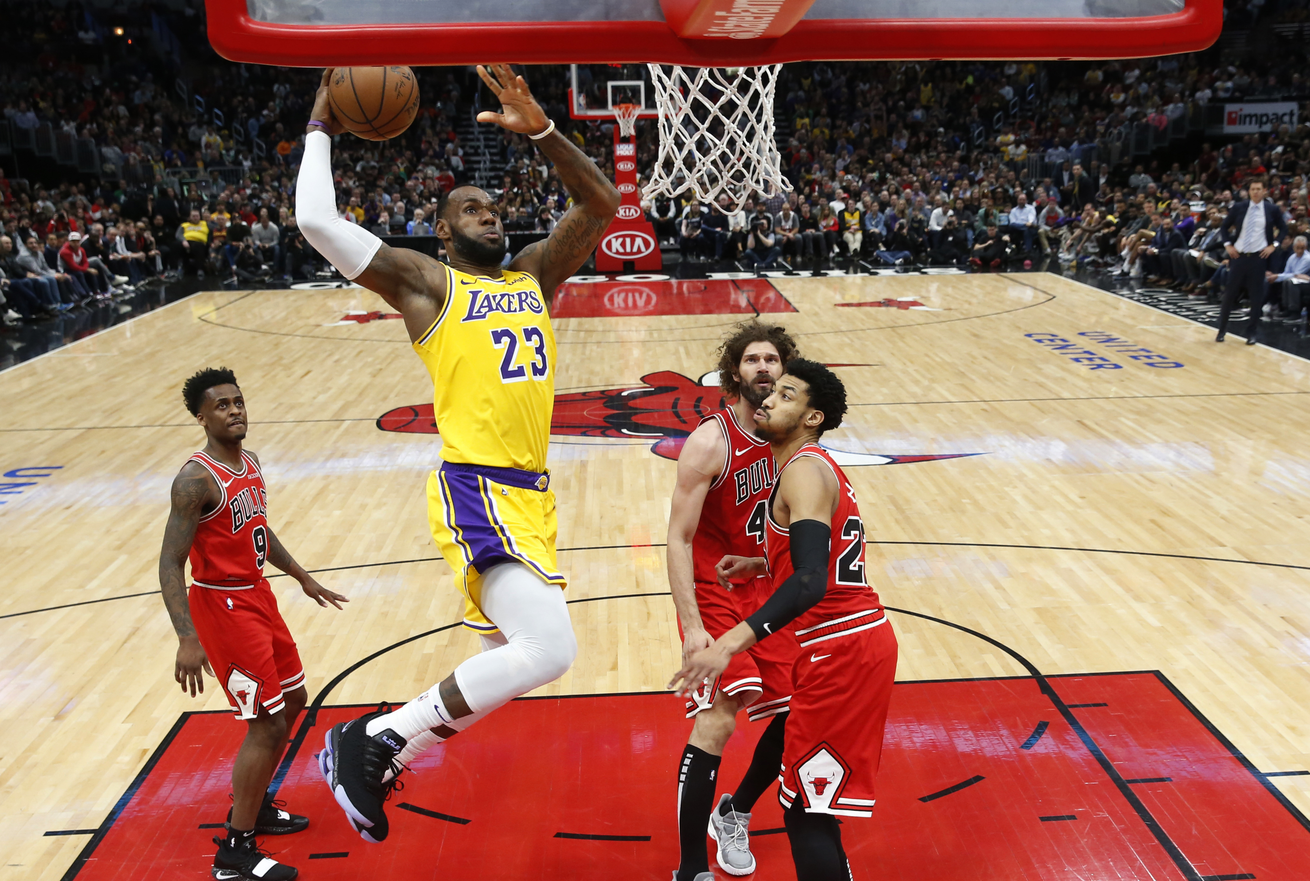 James scores 36 points in Lakers’ 123-107 win over Bulls