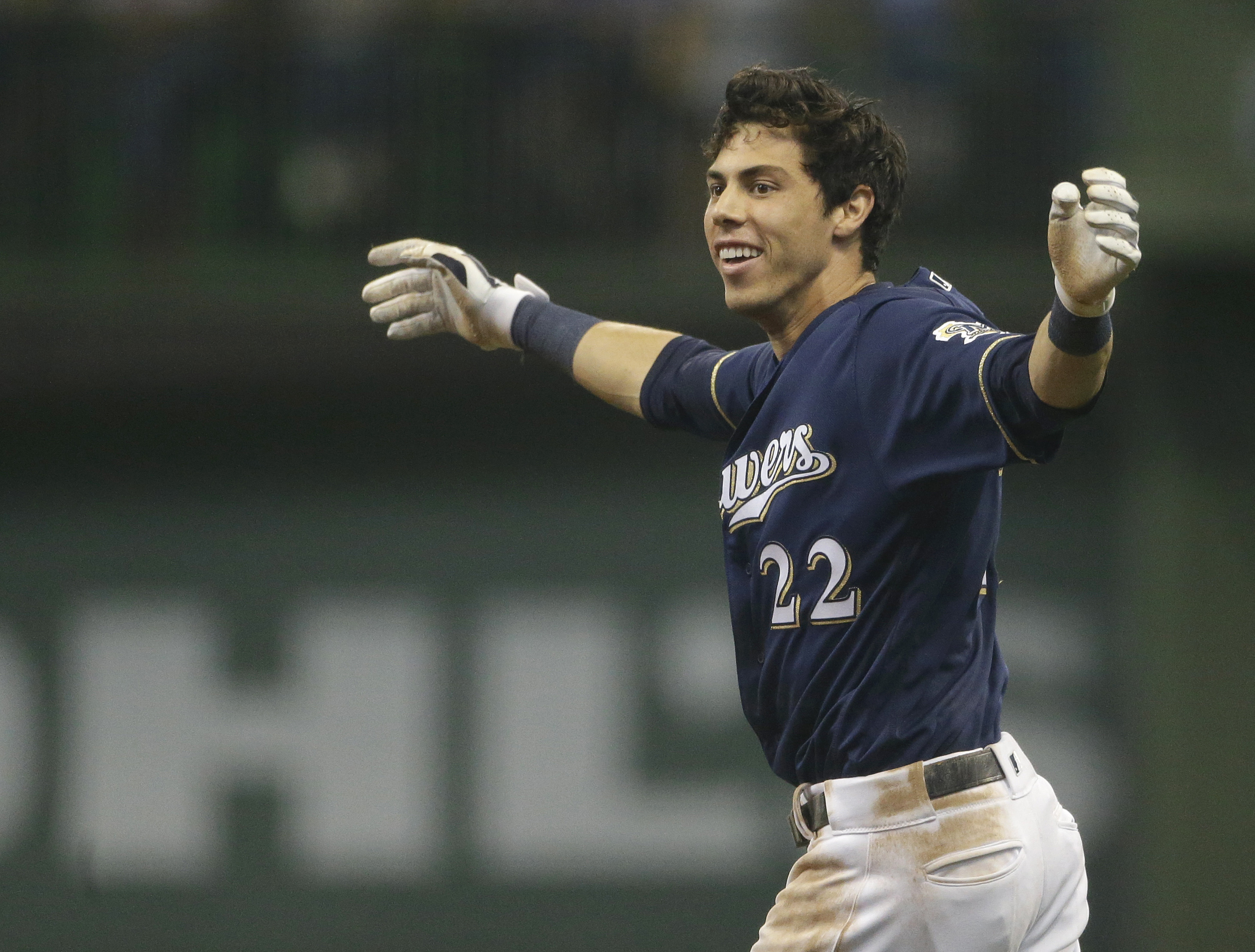 Yelich beats throw to 1st in 9th, Brewers beat Cubs 4-3