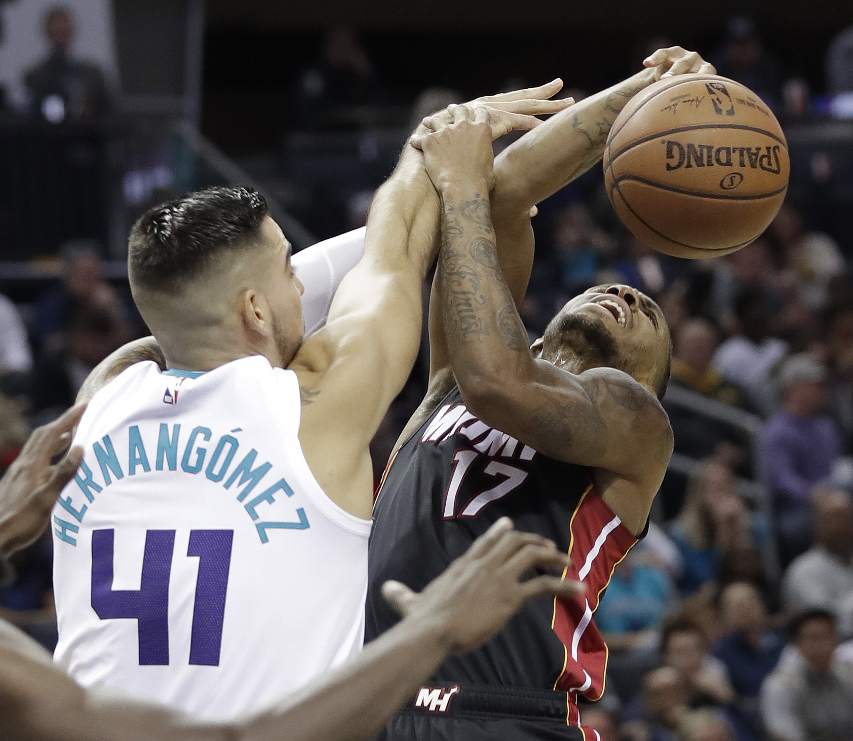 Tony Parker’s double-double lifts Hornets past Heat 125-113