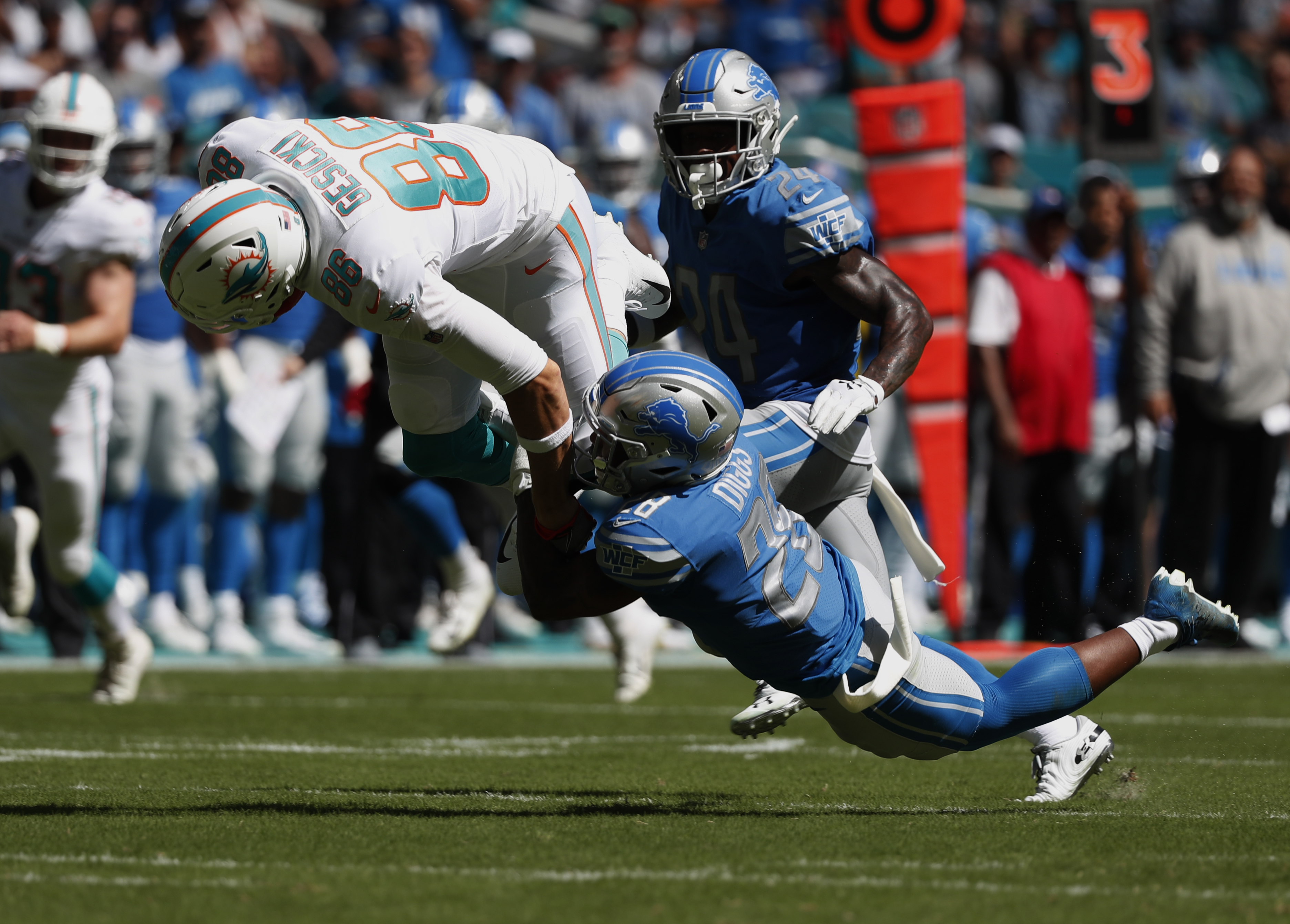 Lions climb to .500 by beating Dolphins 32-21