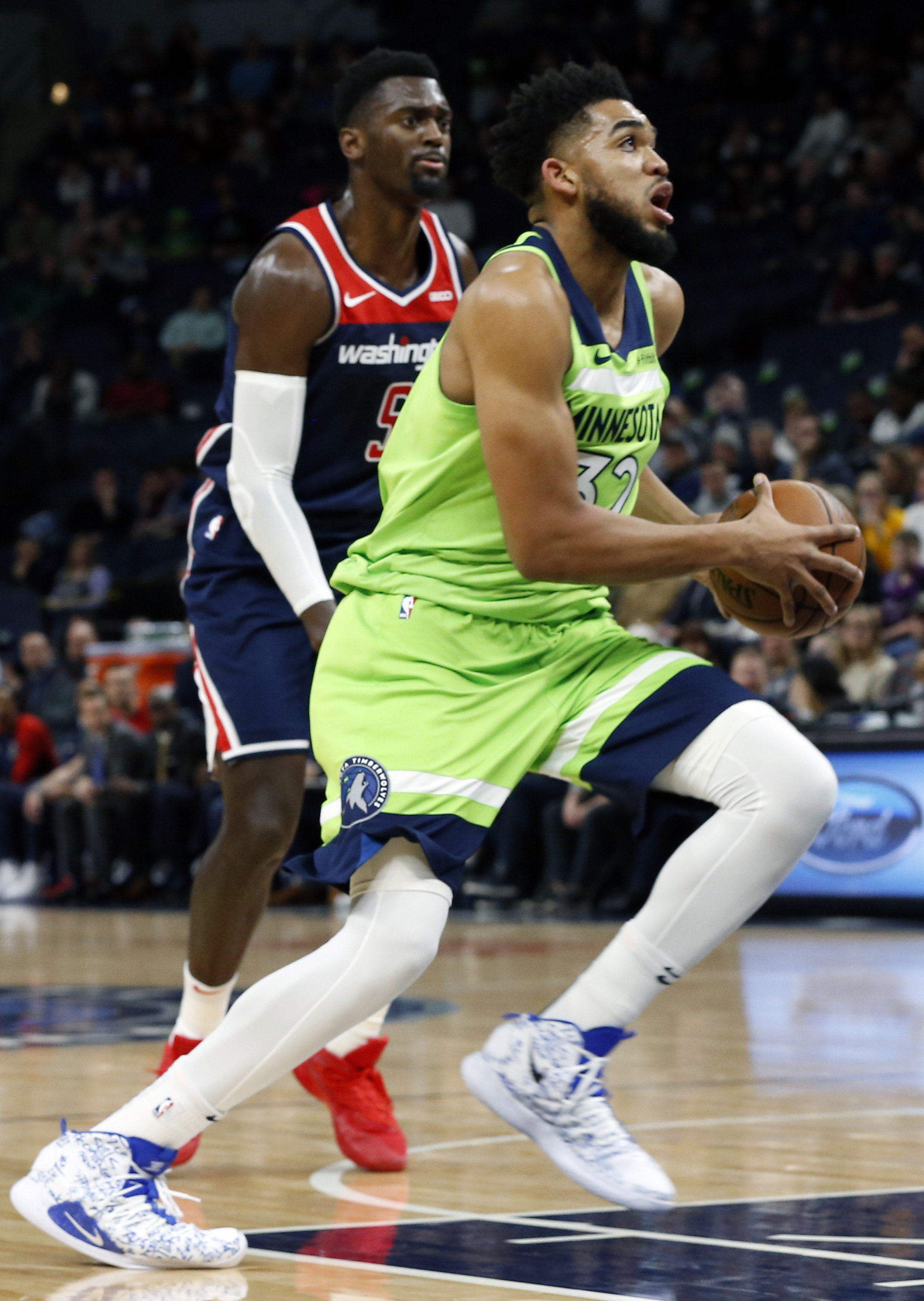 Towns scores 40, leaves Wolves’ win with injury