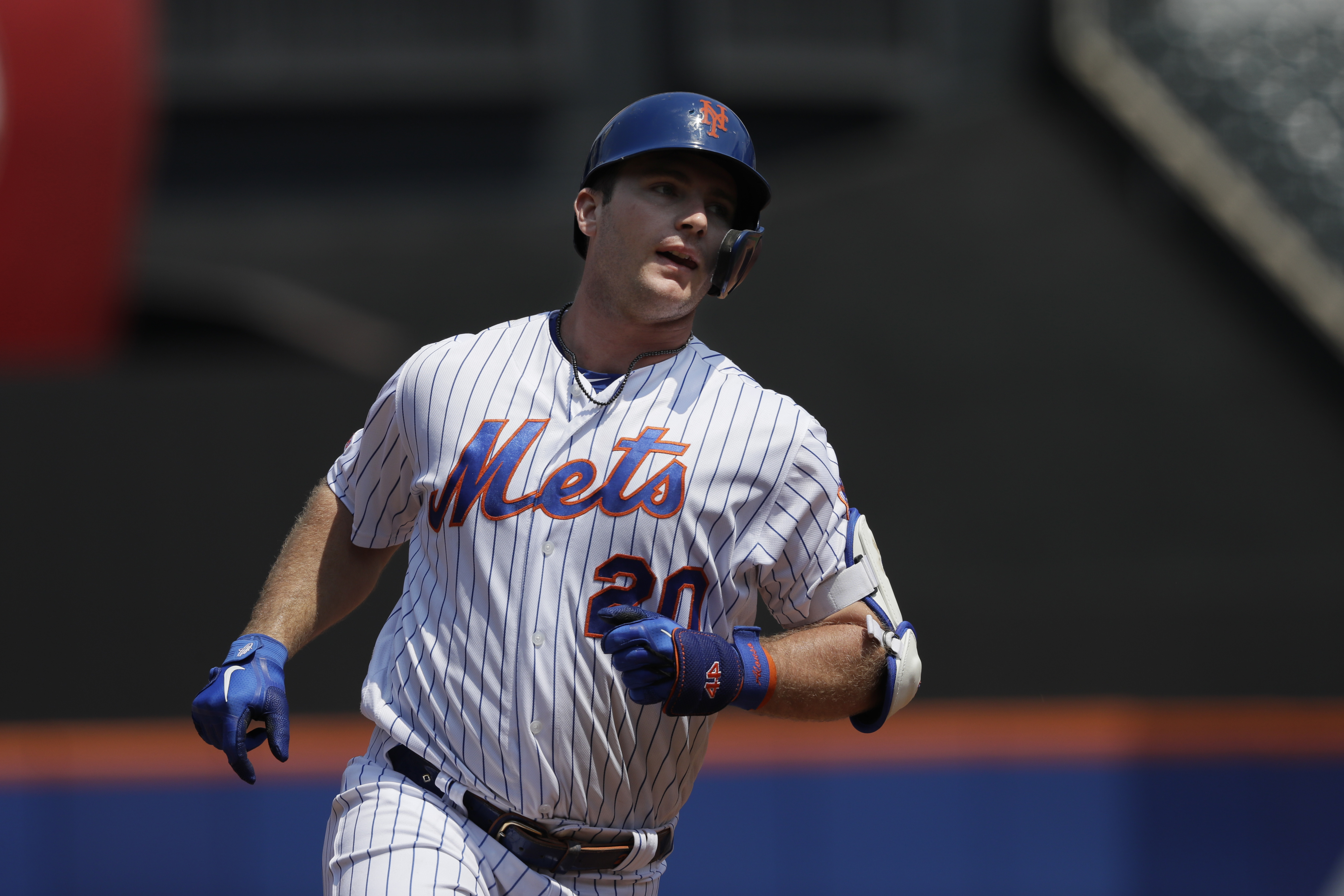 Surging Mets win 7-2, sweep Marlins behind 4 homers