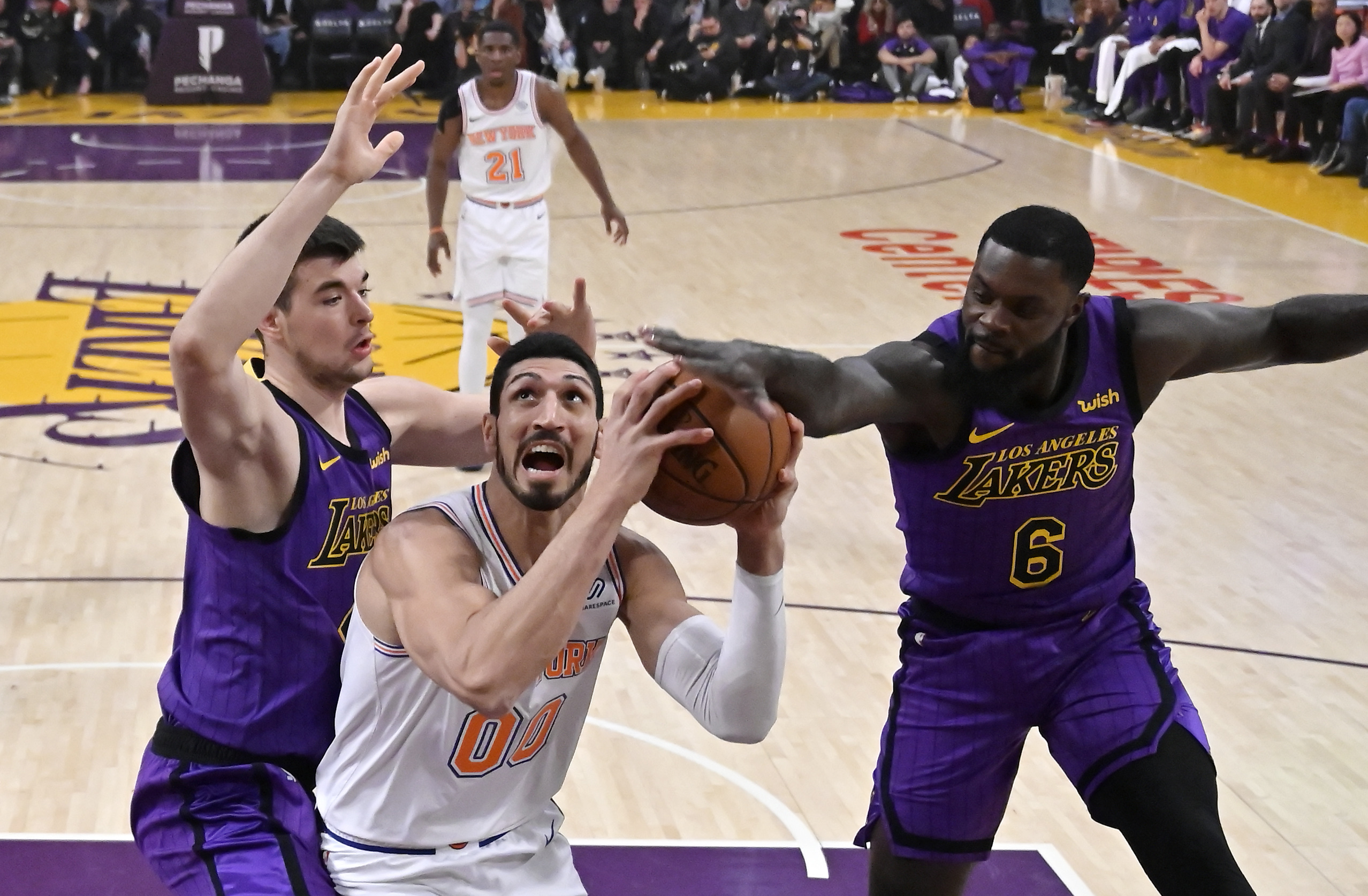 Knicks snap 8-game skid with 119-112 win over Lakers