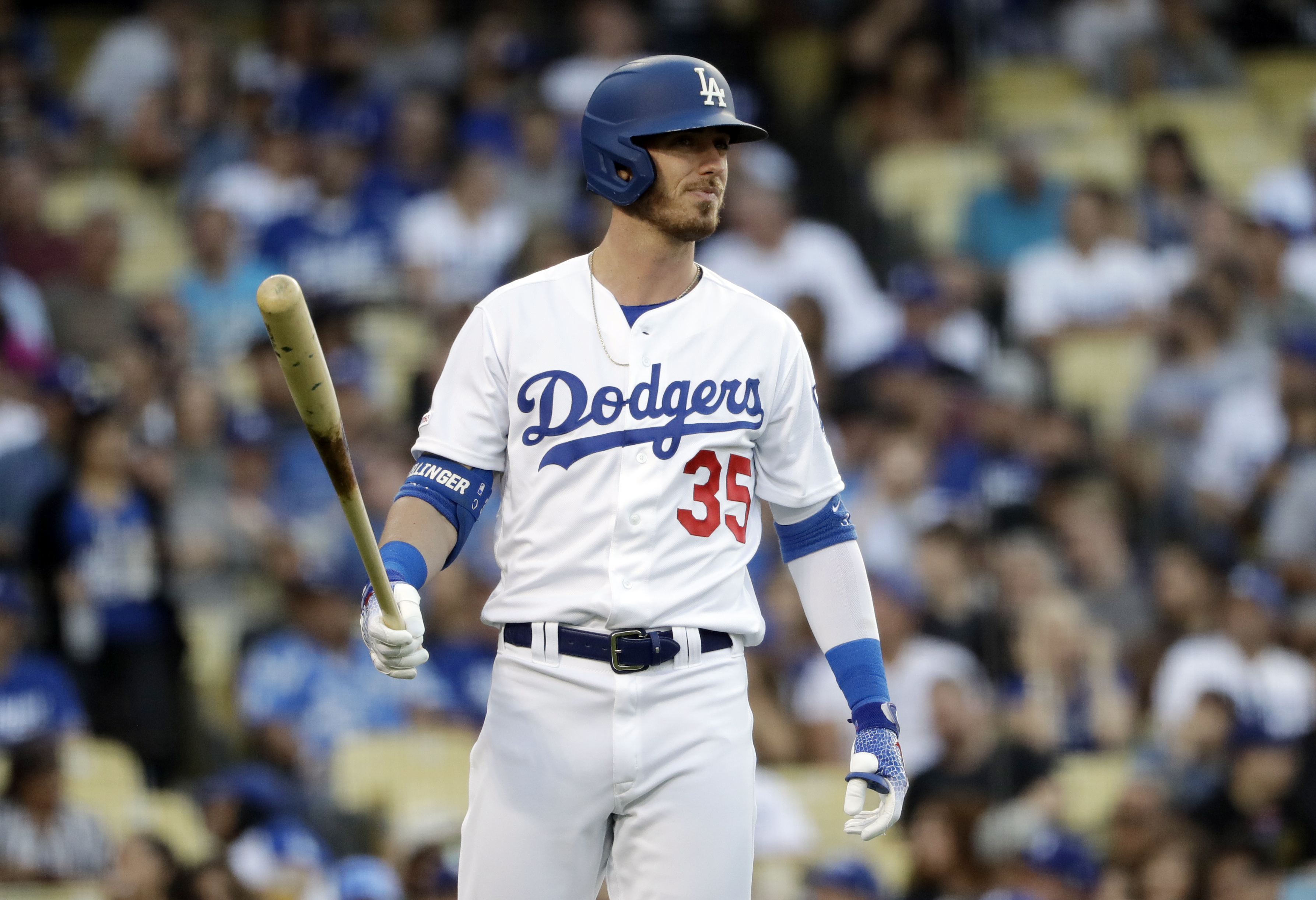 Quake rattles Dodger Stadium during game