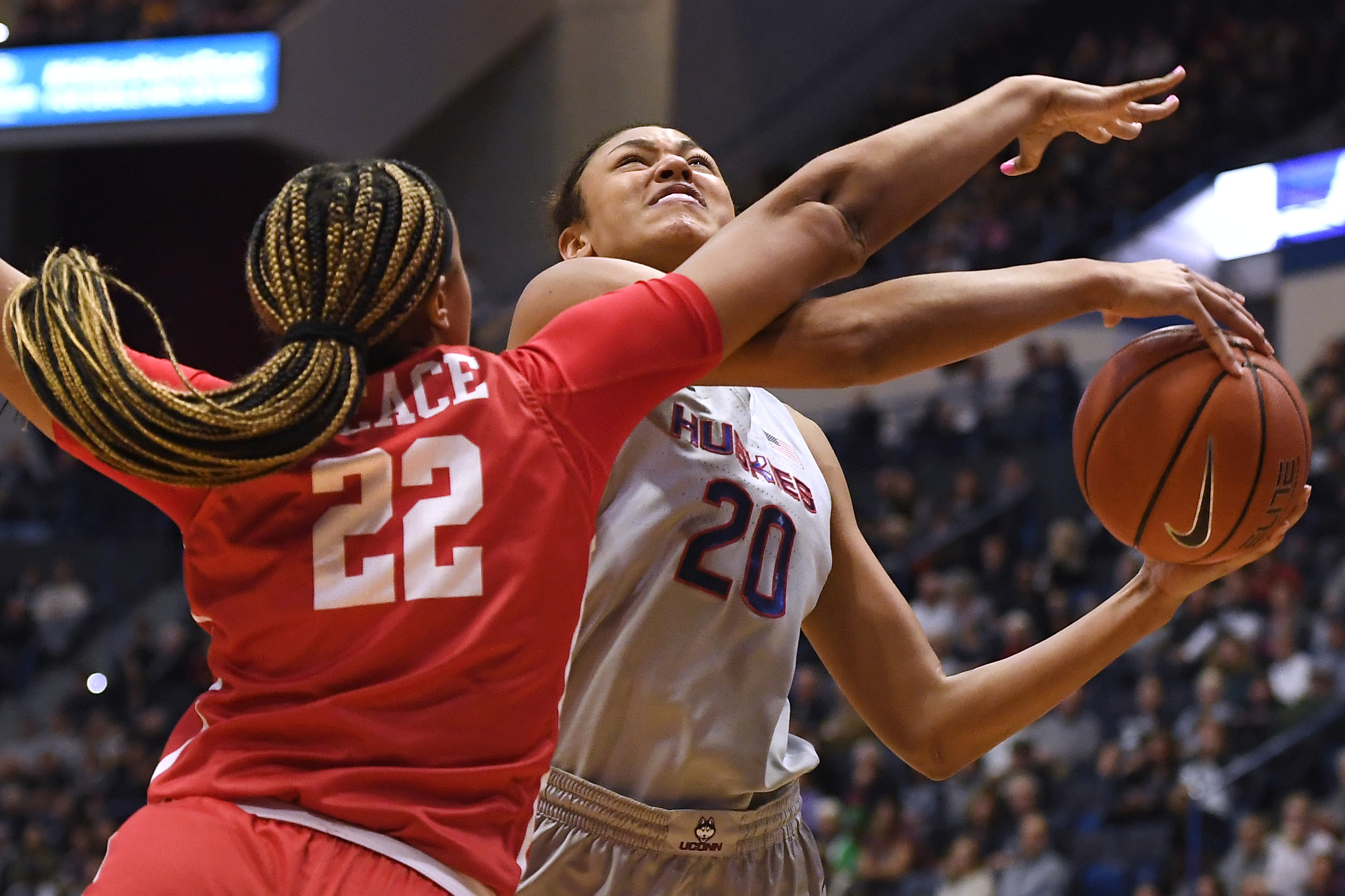 Top-ranked UConn bounces back from loss, routs Houston 91-51