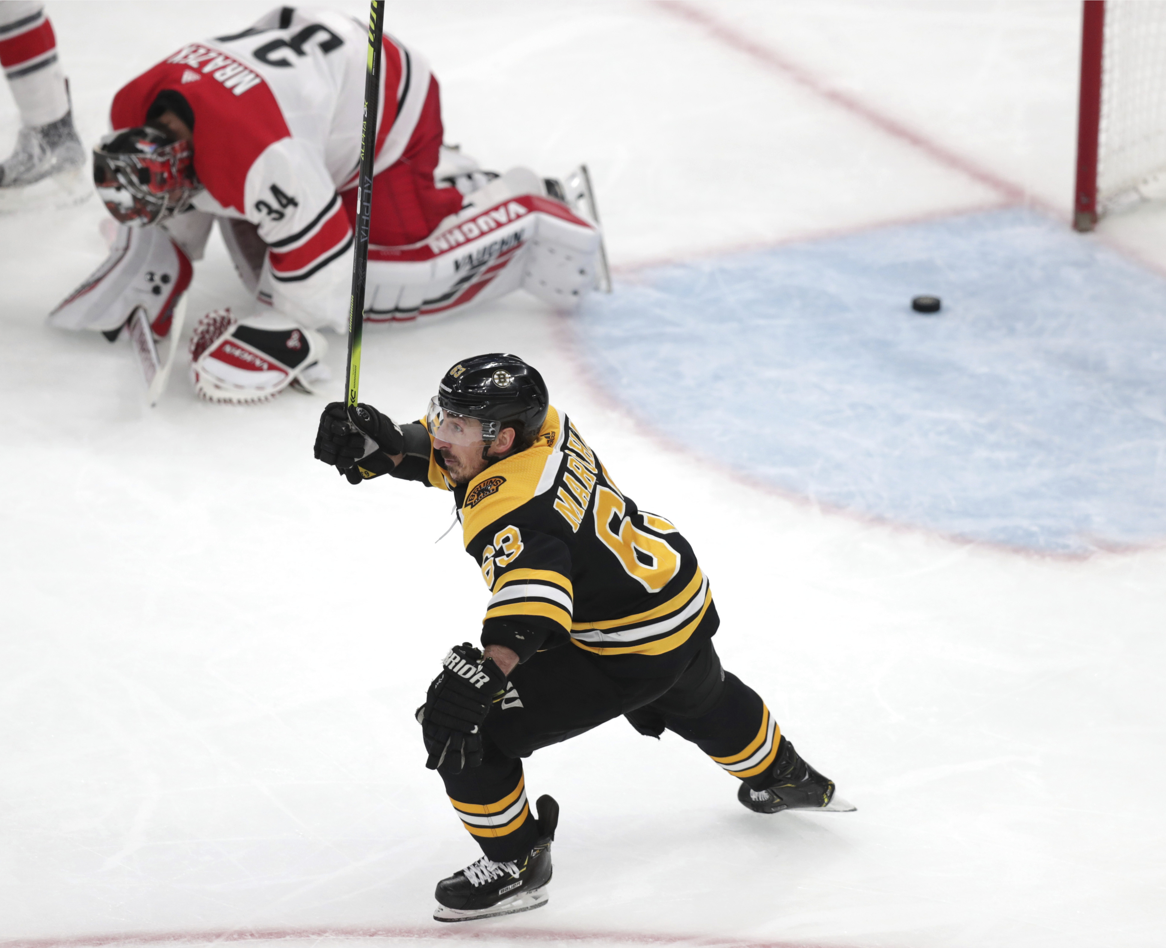 Bruins’ score 4 goals in 3rd, beat Hurricanes 5-2 in Game 1