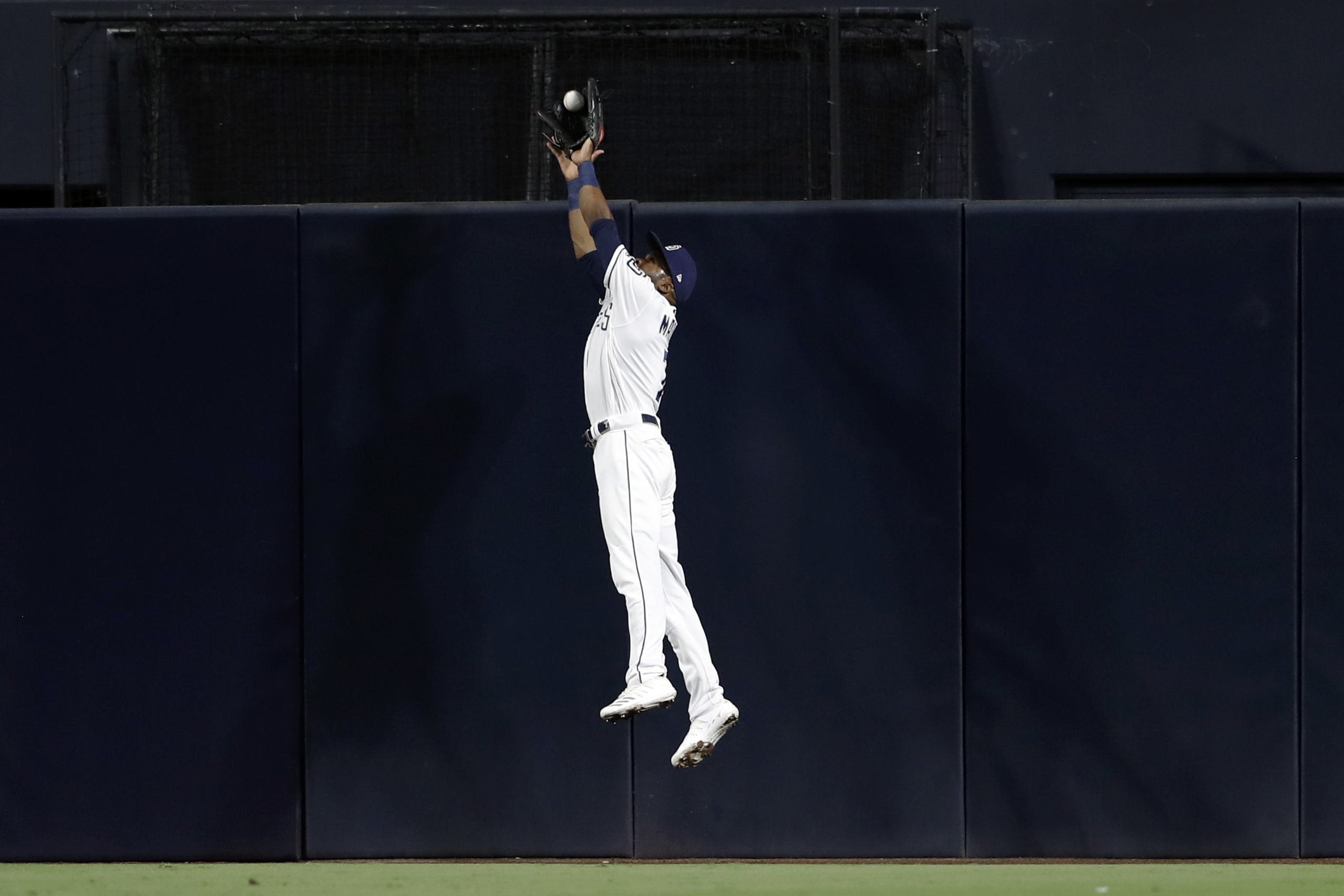 Cubs lose 4-0 to Pads, fall into tie for 2nd wild-card spot