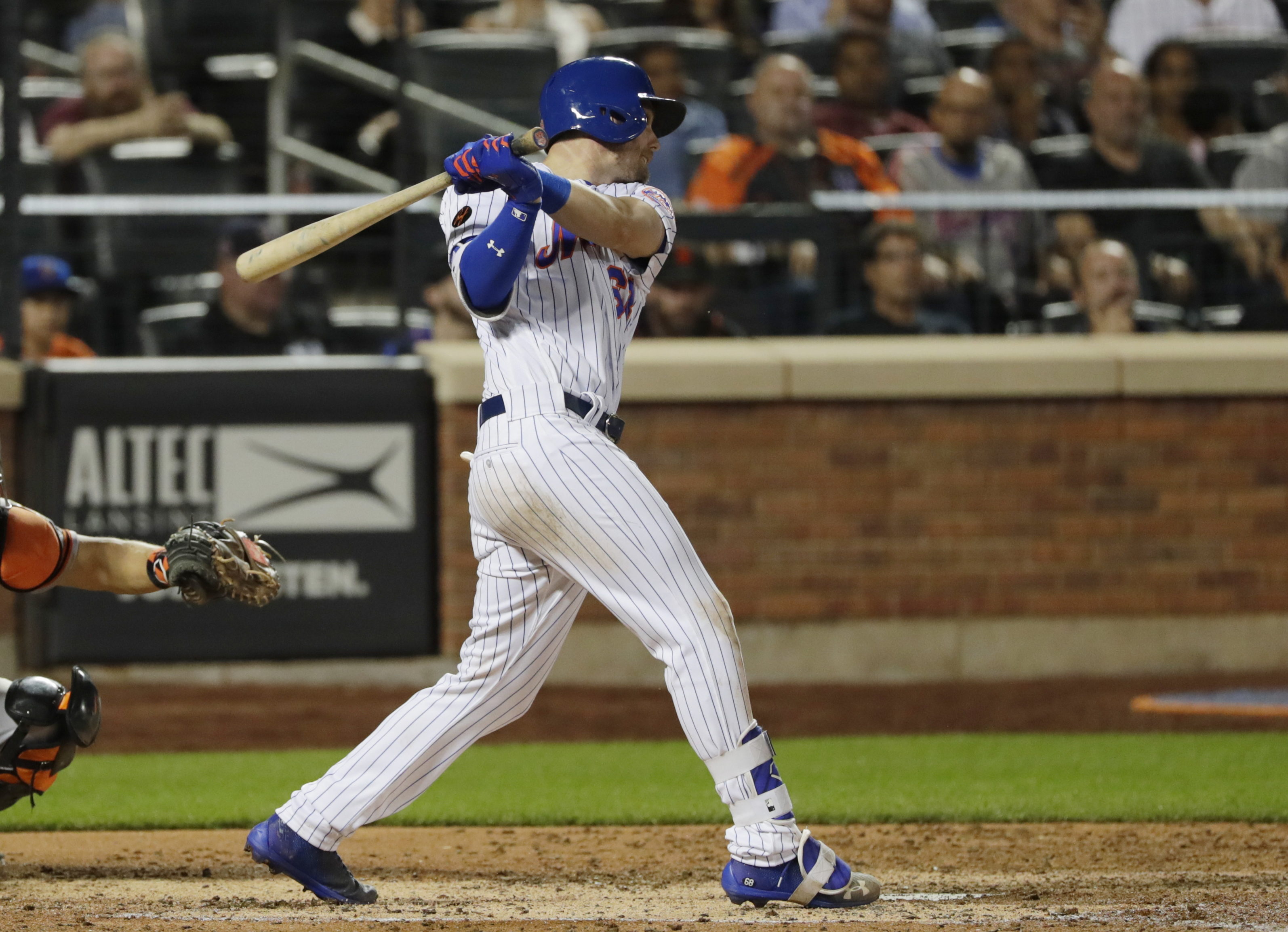 McNeil hits go-ahead double in 8th, Mets beat Giants 6-3