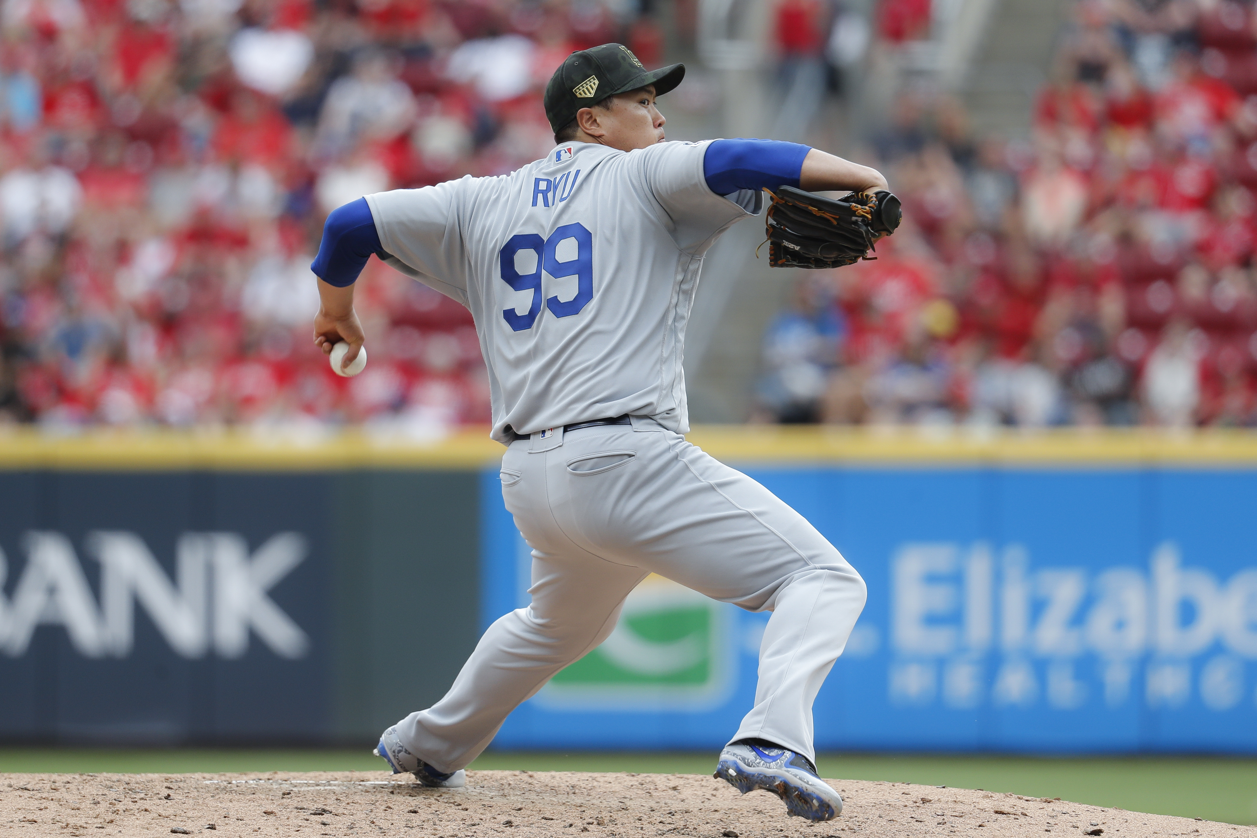 Ryu extends scoreless streak to 31 innings as Dodgers roll