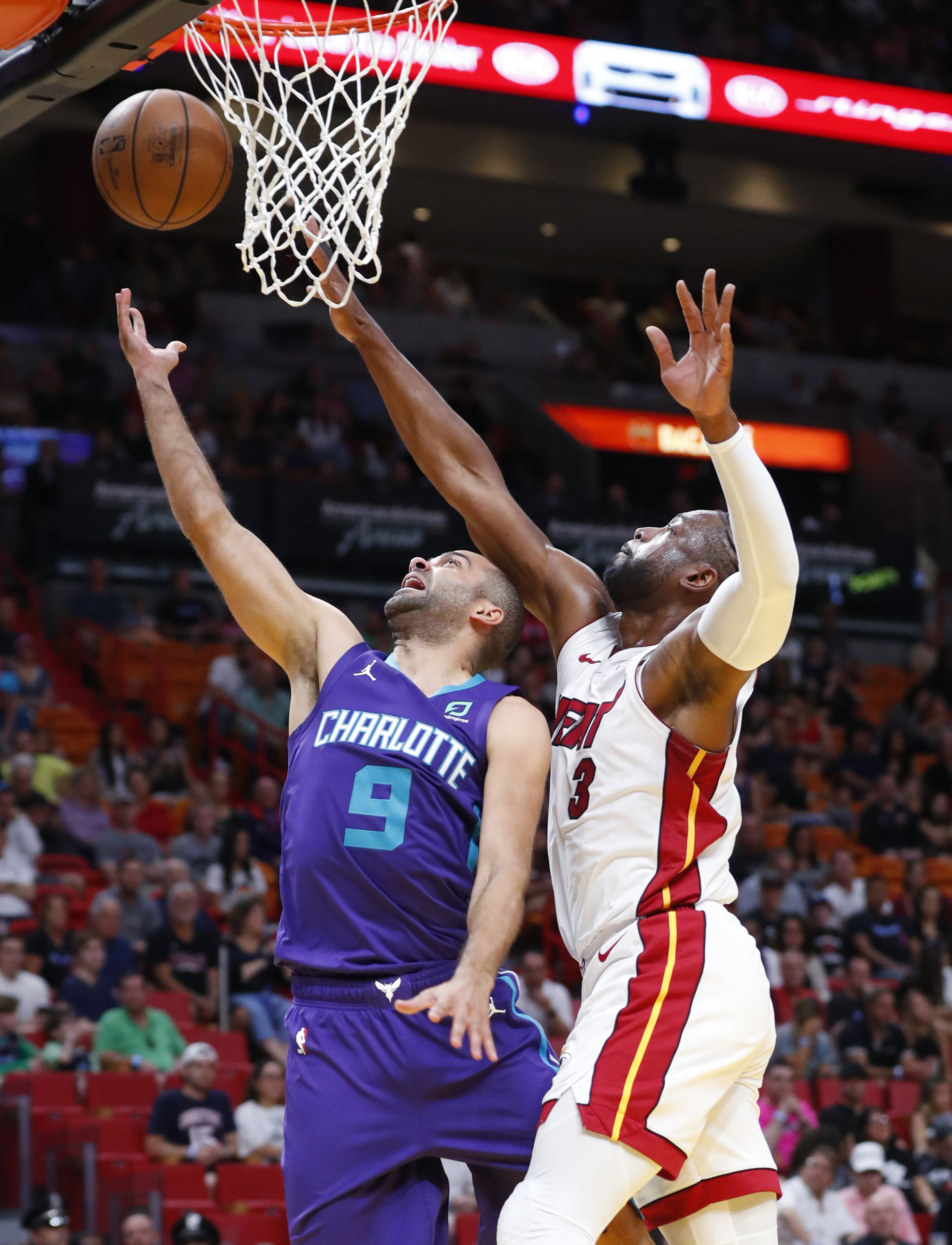 Dragic, Wade lead Heat past Hornets, 93-75