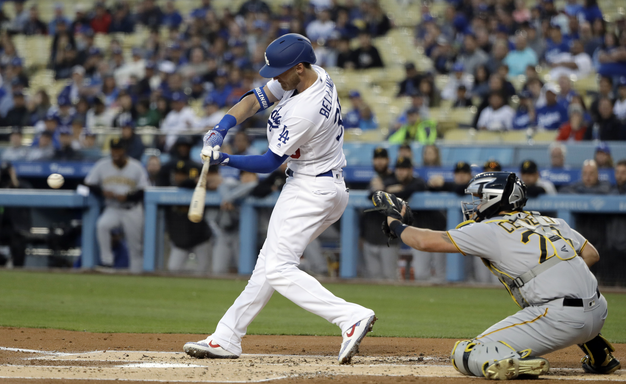 Dodgers homer in record 33 straight home games, beat Pirates