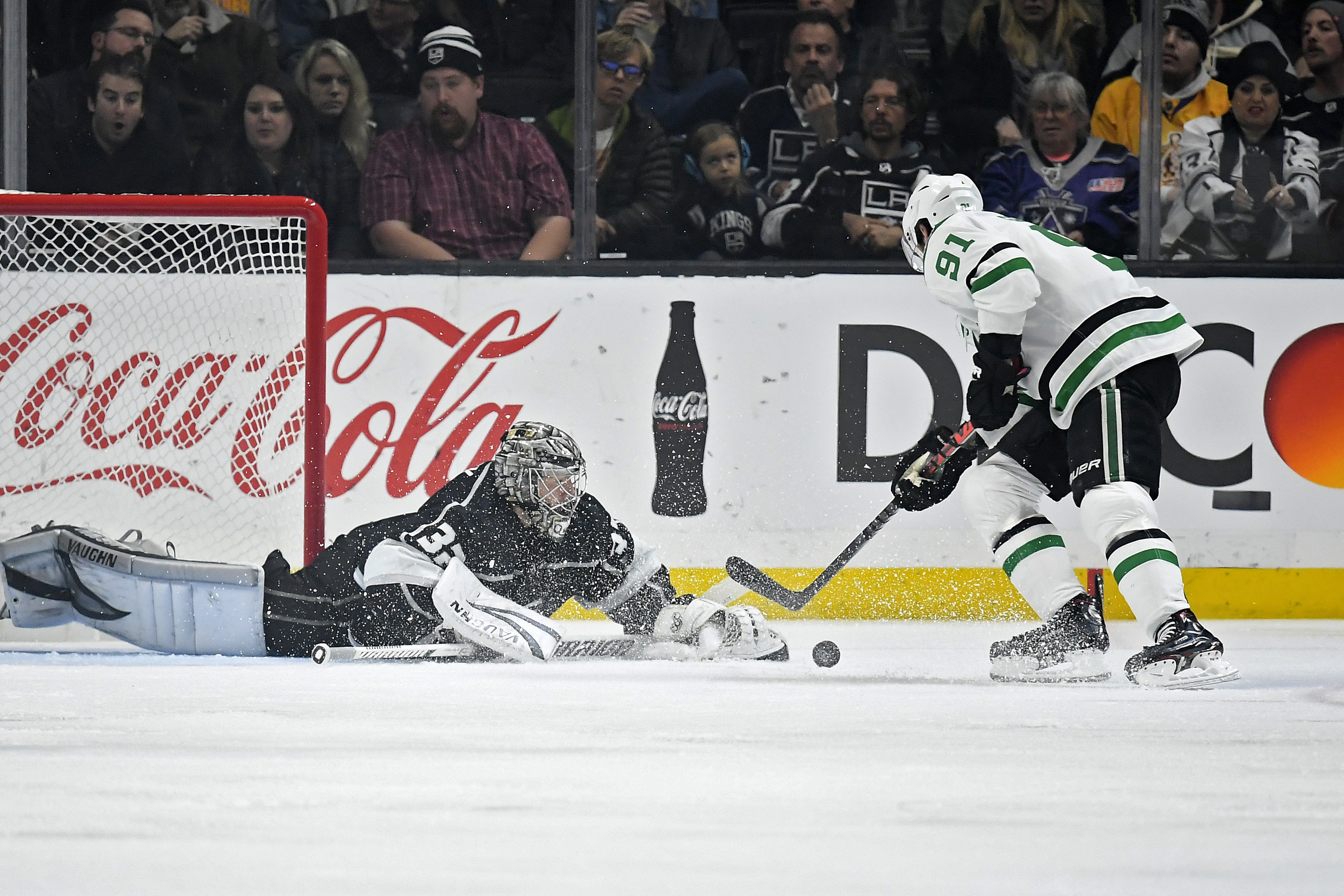Stars extend winning streak to 5 with 2-1 victory over Kings