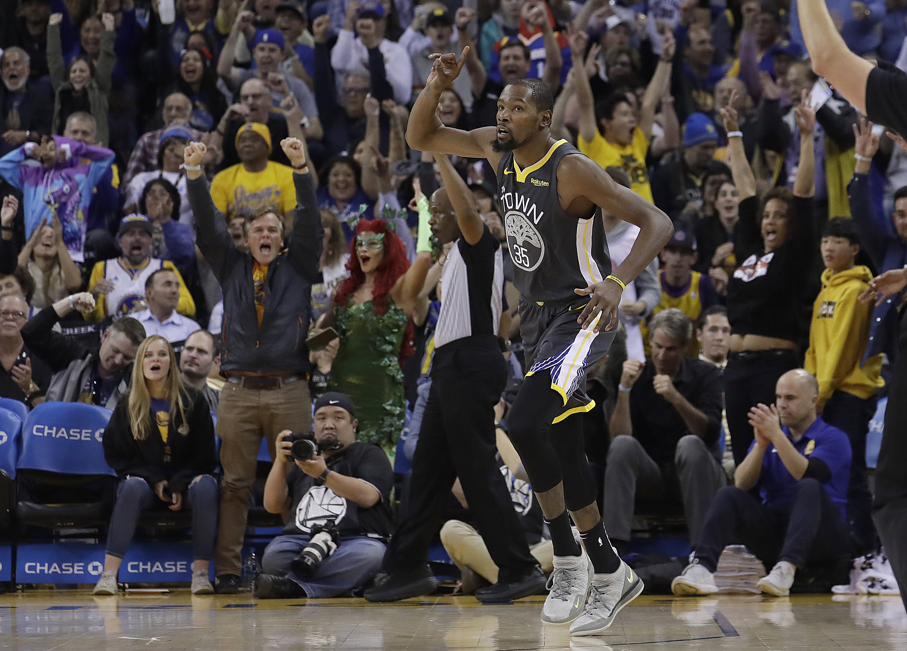 Curry’s big night carries Warriors to sixth straight win