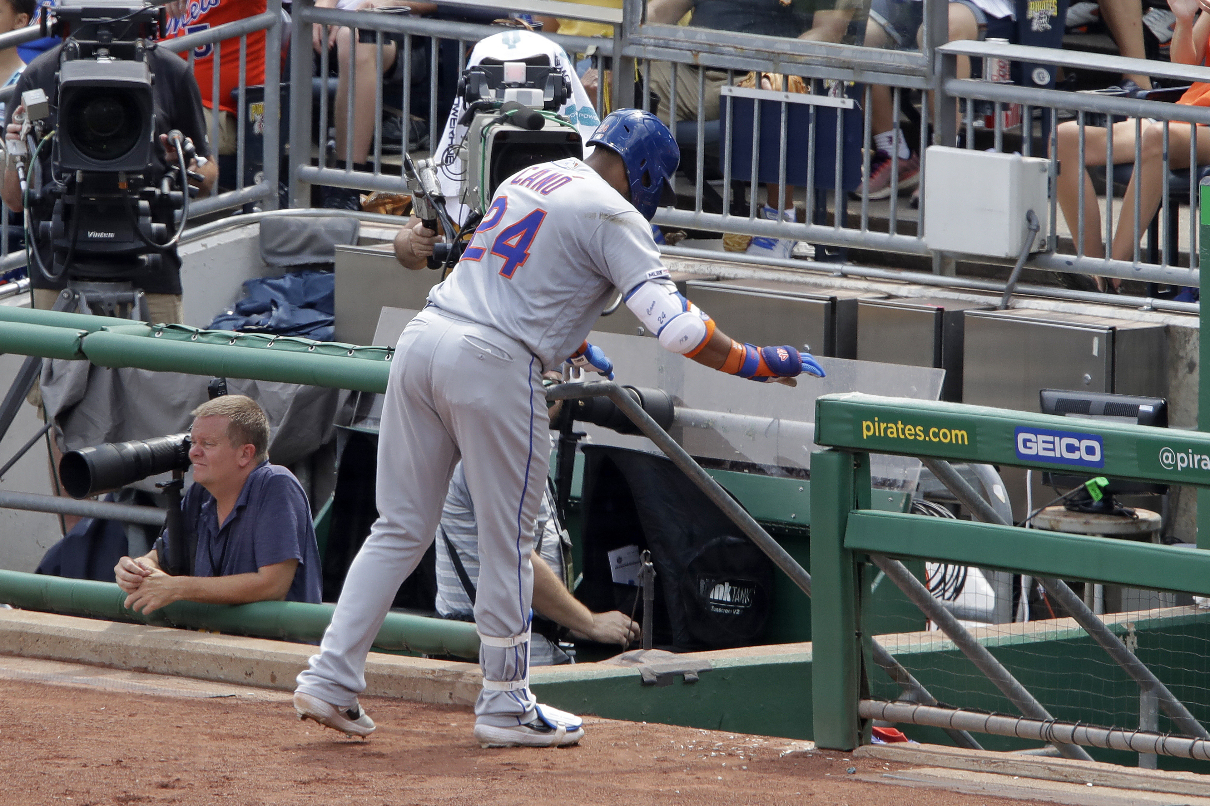 Mets' Canó has torn hamstring, back on injured list