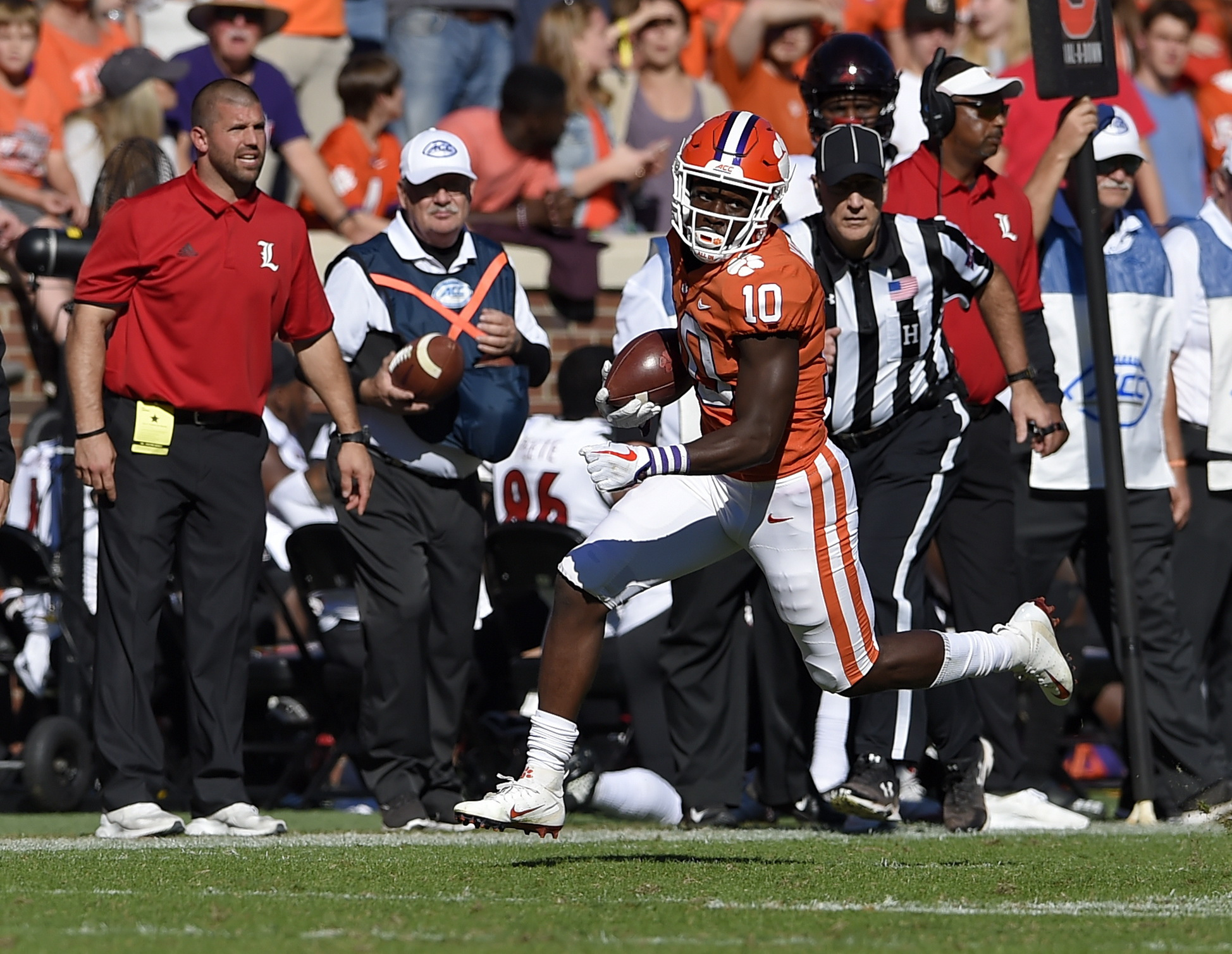 College football: No. 2 Clemson routs Louisville 77-16