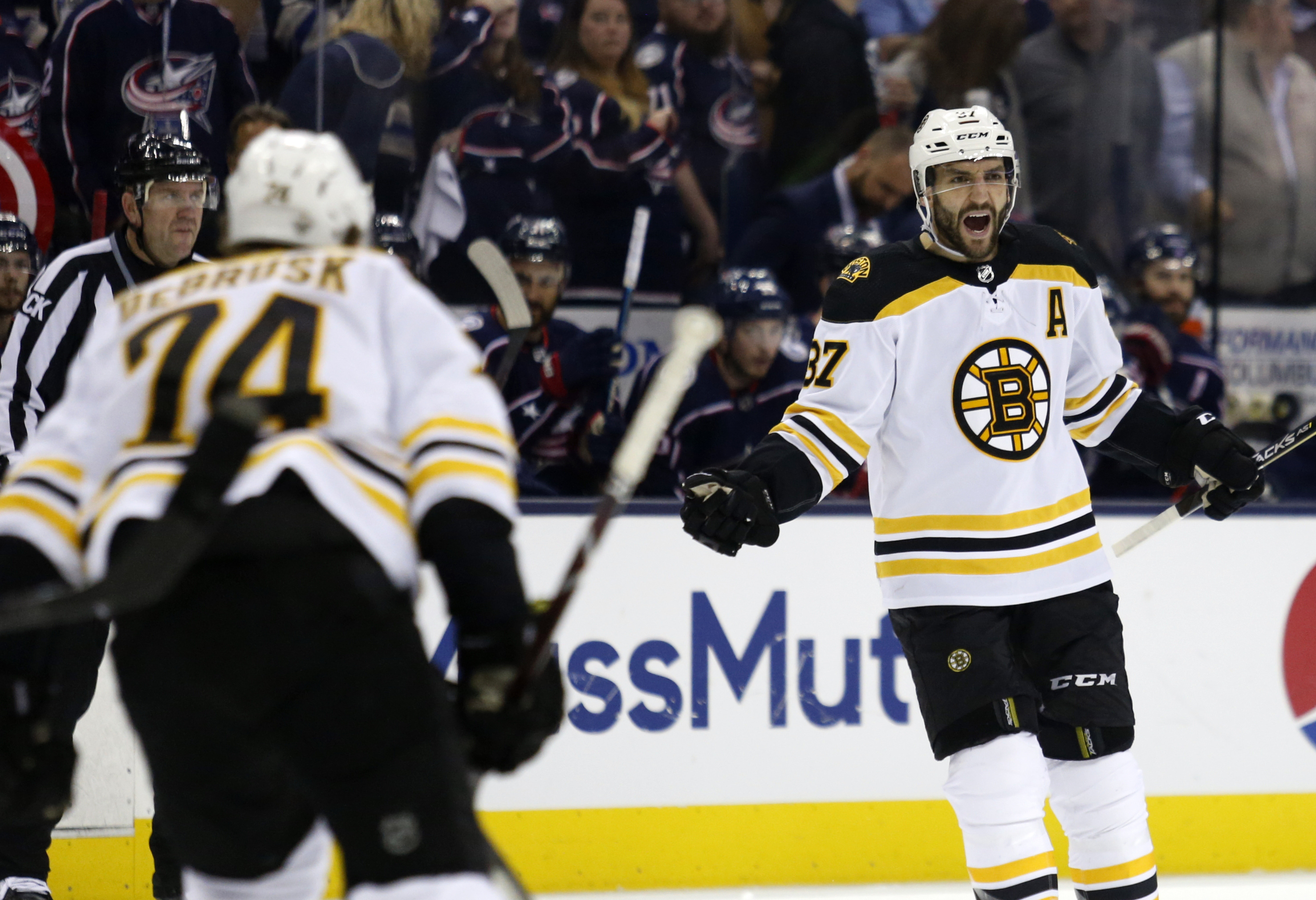 Bruins top Blue Jackets to even playoff series at 2-2