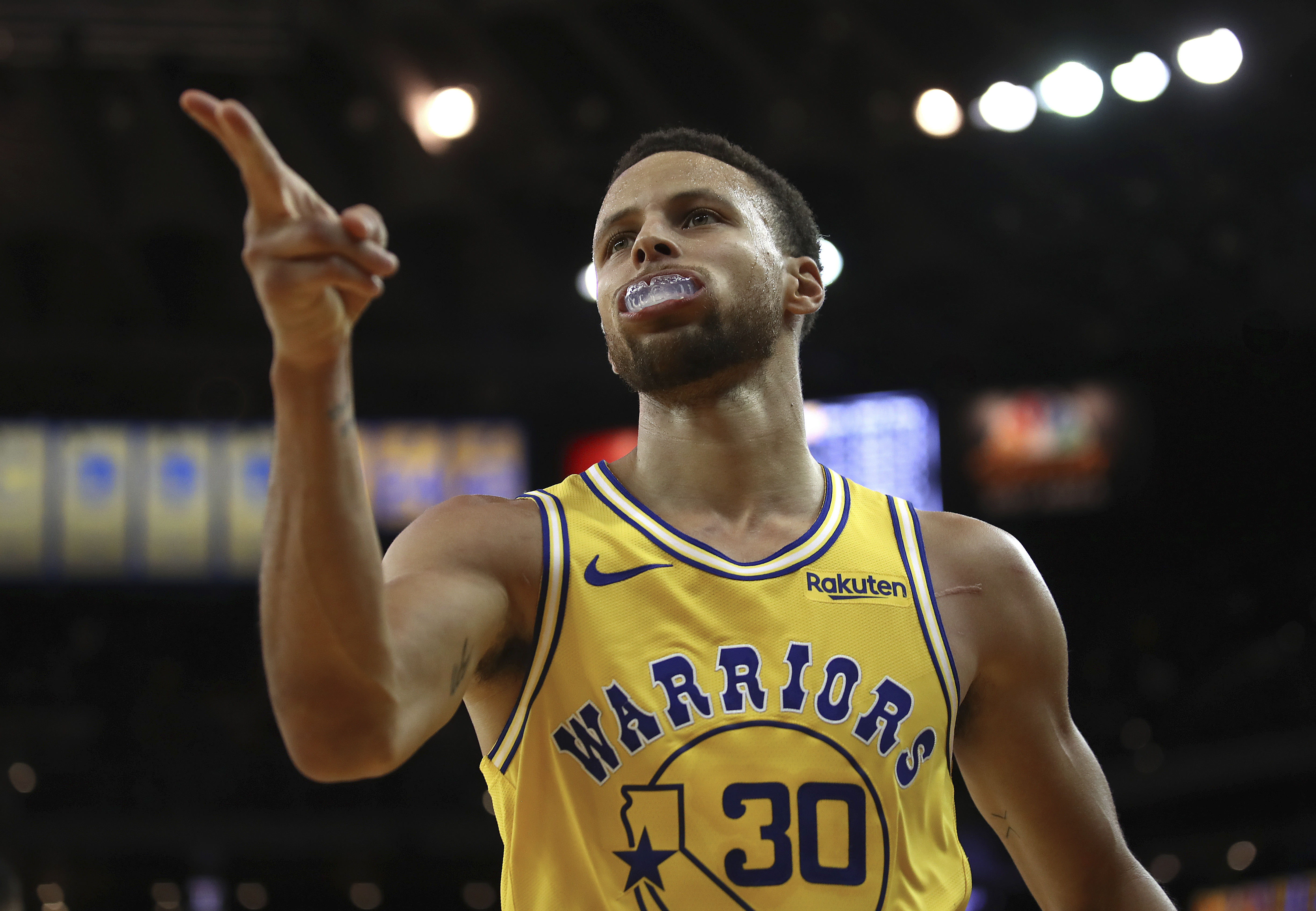 Stephen Curry dazzles for 51 points in sensational start