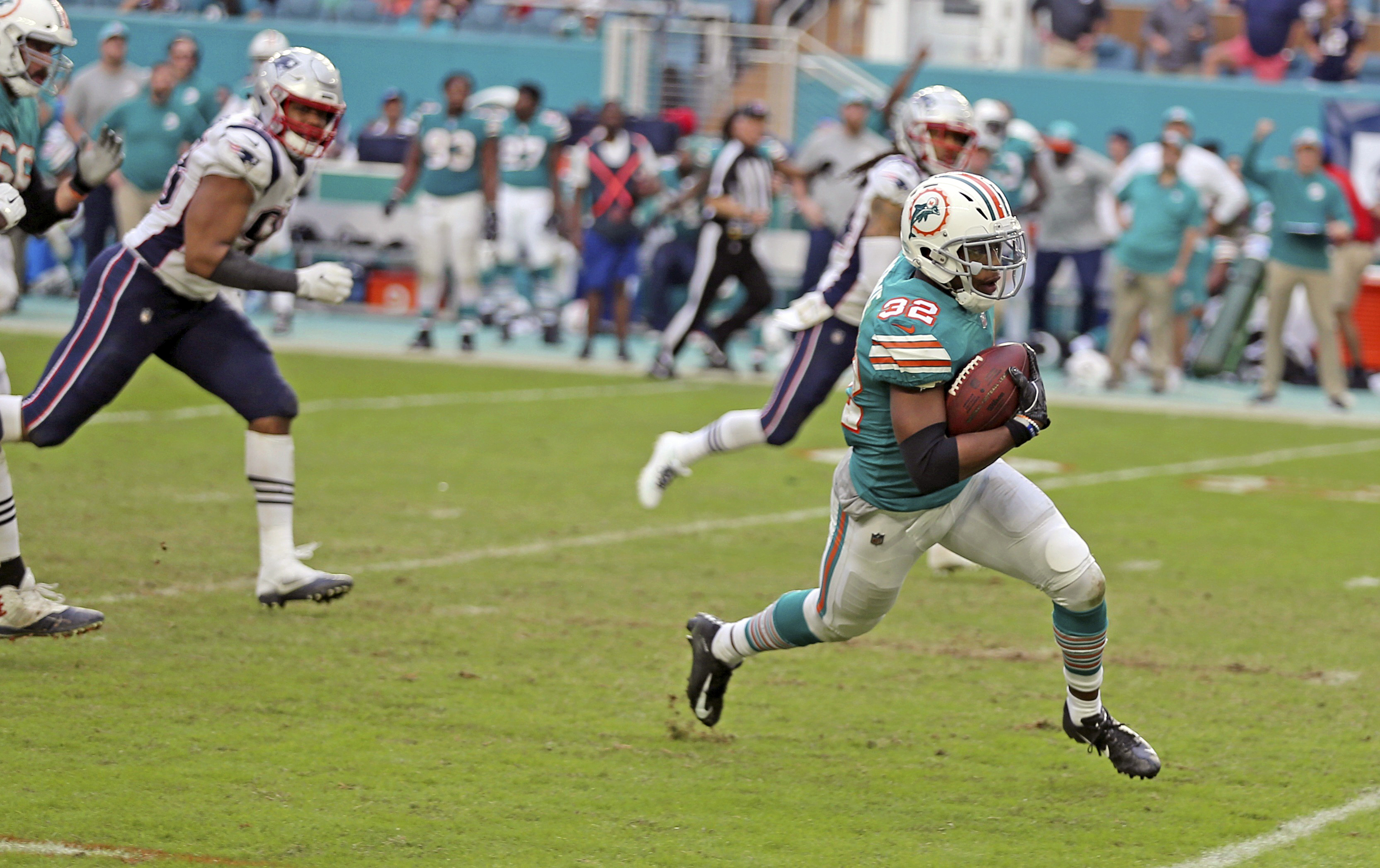 Dolphins pull off miracle play to beat Patriots 34-33