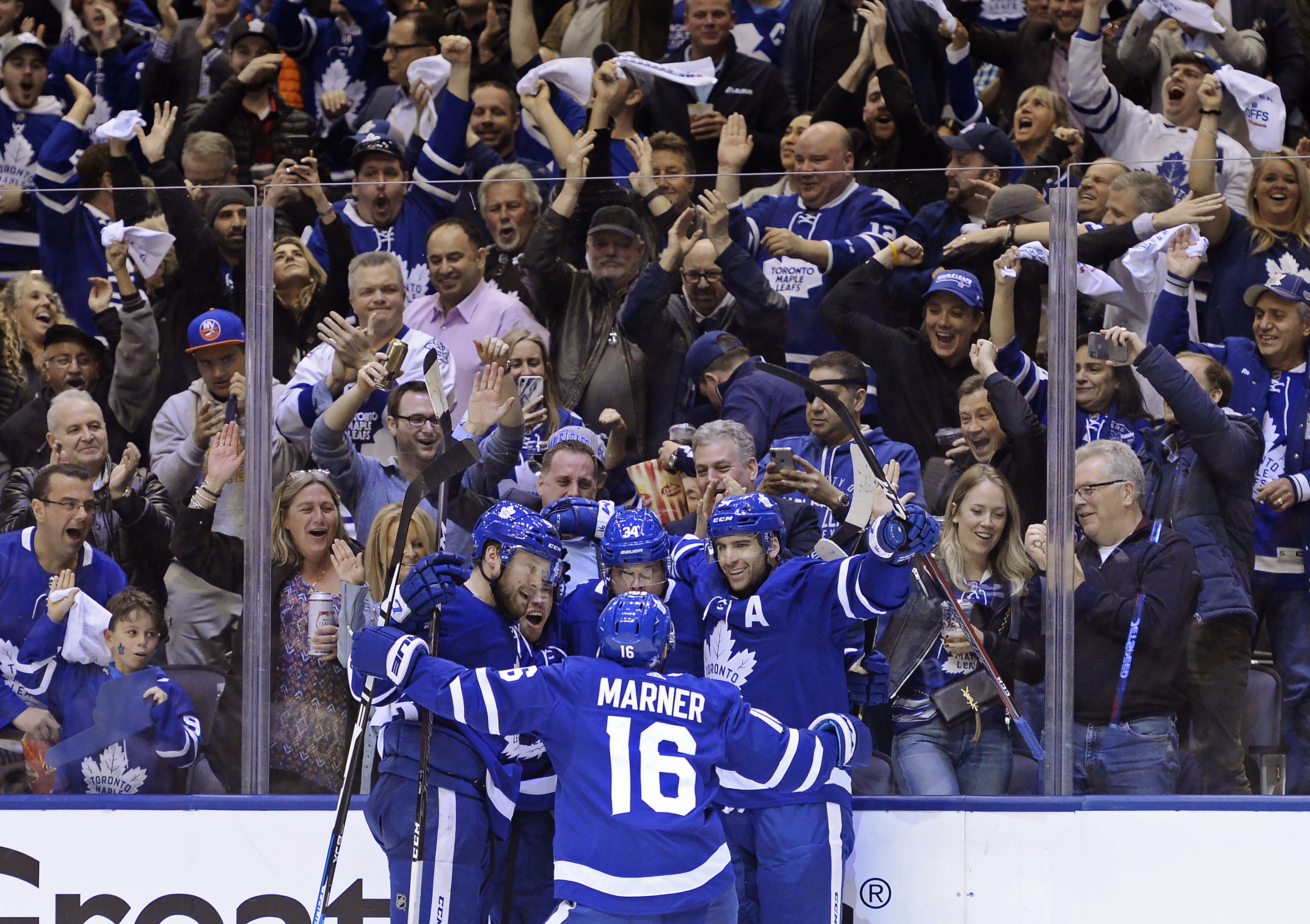 Matthews leads Maple Leafs past Bruins 3-2 for 2-1 lead