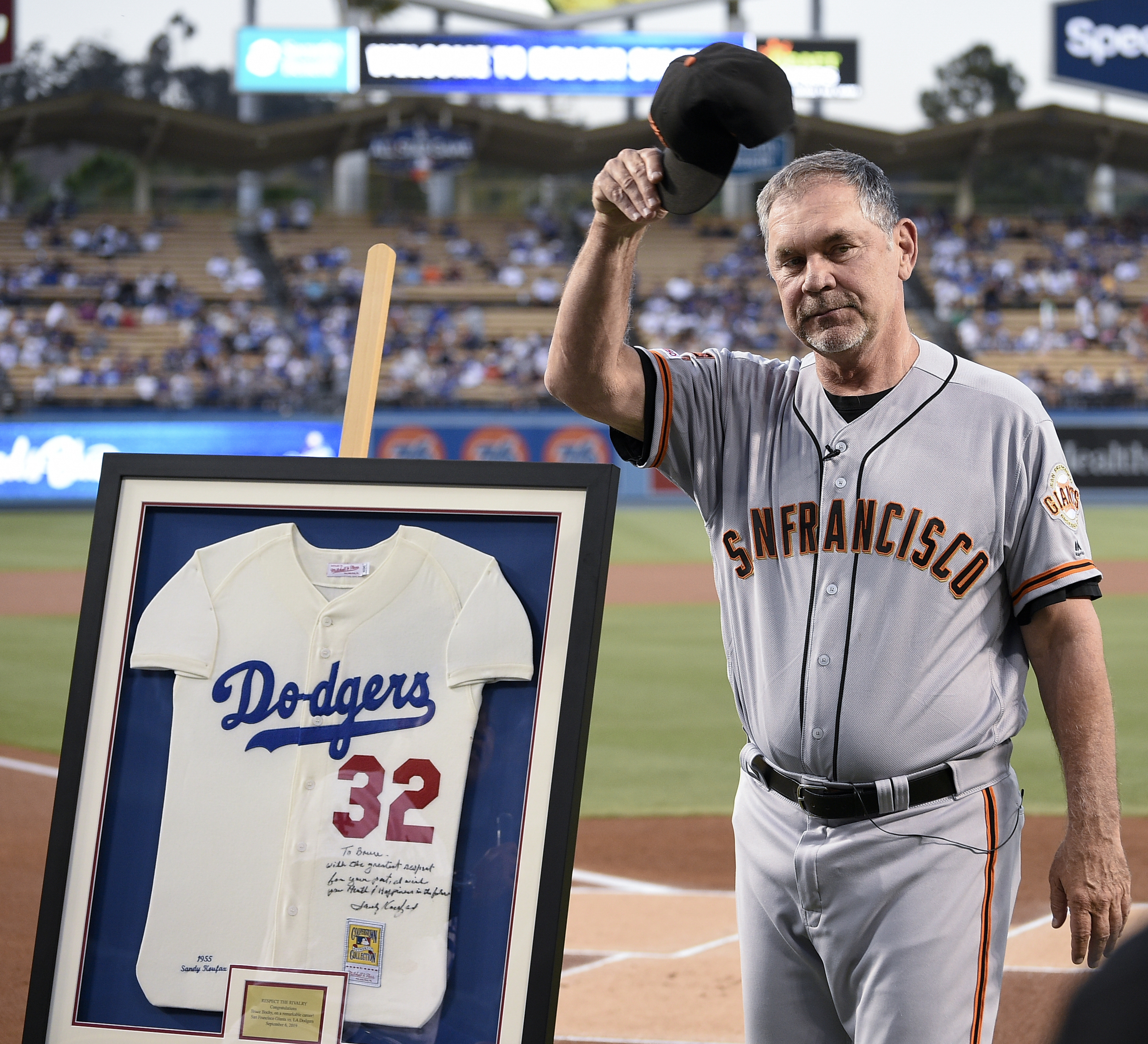 Dodgers fete Giants manager Bruce Bochy in final visit to LA